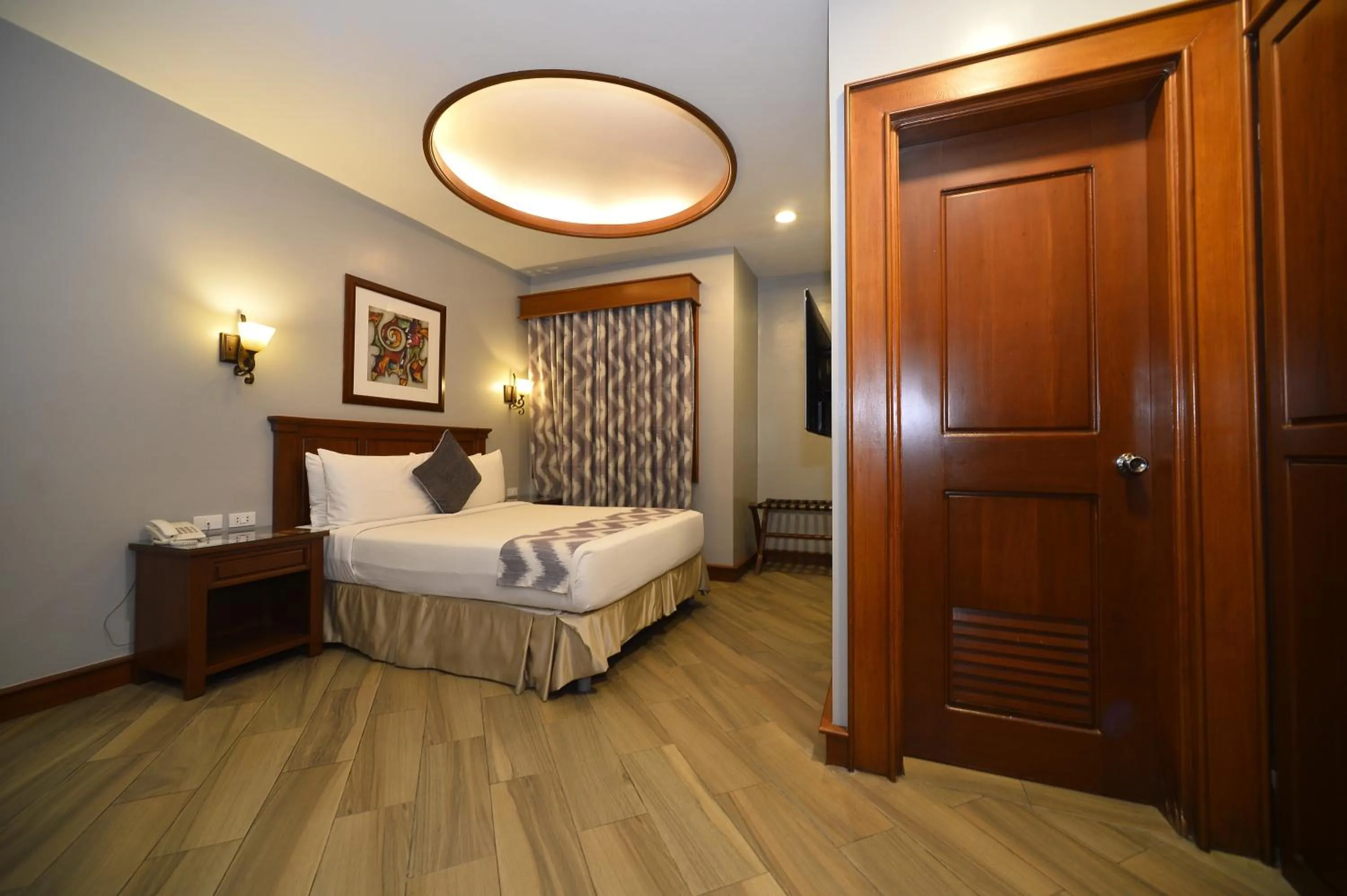 Photo of the whole room, Bed in Paragon Hotel and Suites