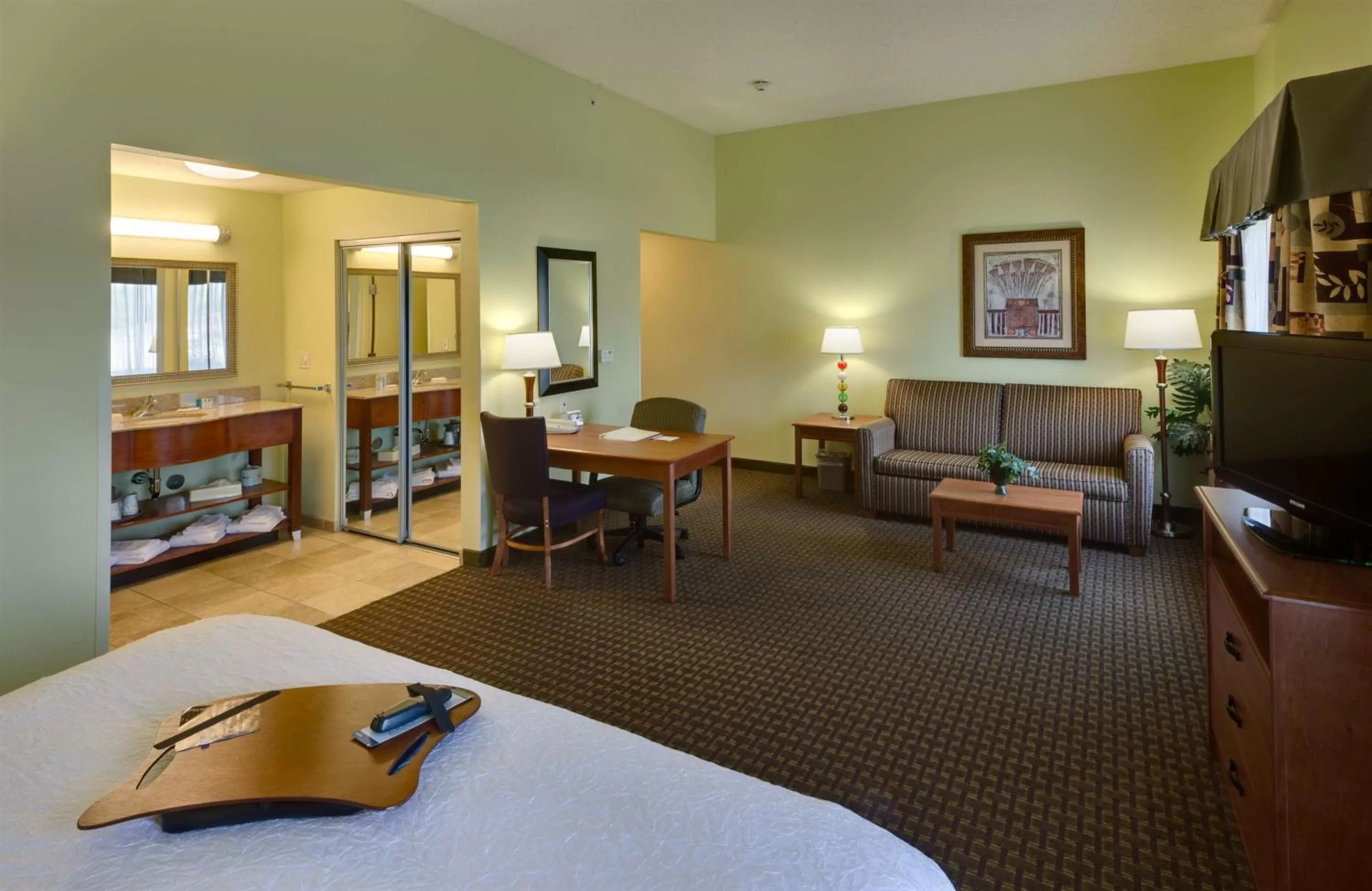 Living room, Bed in Hampton Inn & Suites Moline-Quad City Int'l Aprt