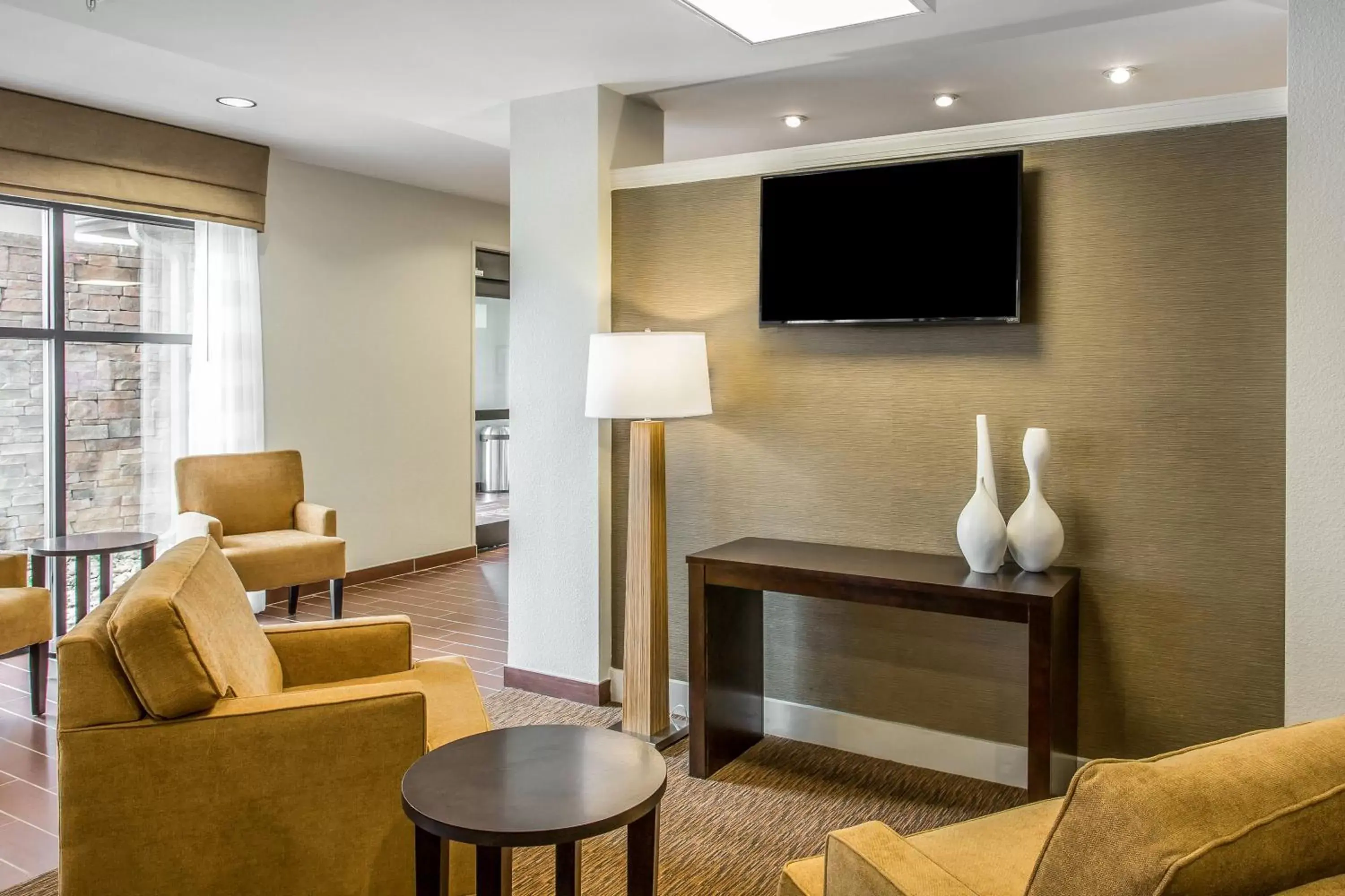 Communal lounge/ TV room, TV/Entertainment Center in Sleep Inn & Suites Dayton