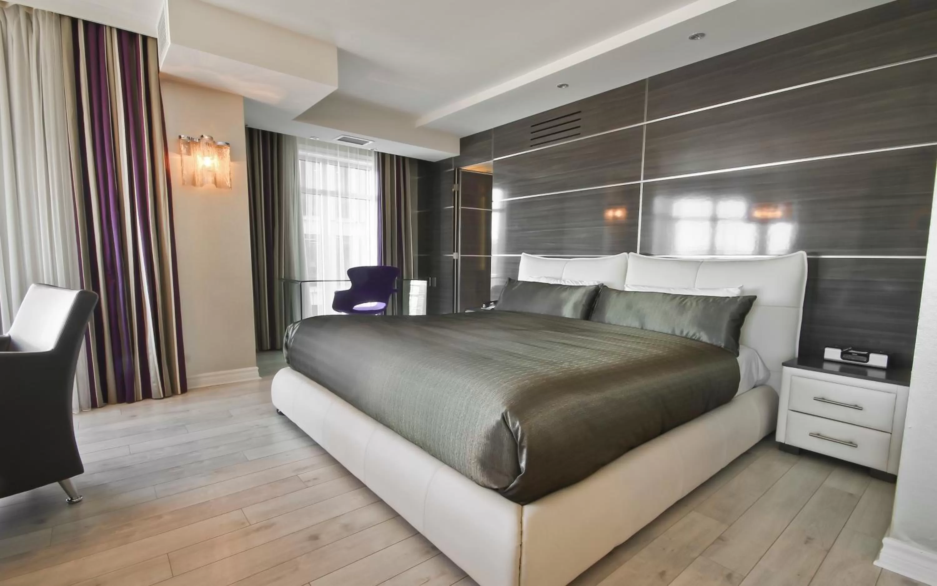 Bed in Hôtel Palace Royal Centre-Ville Québec par JARO