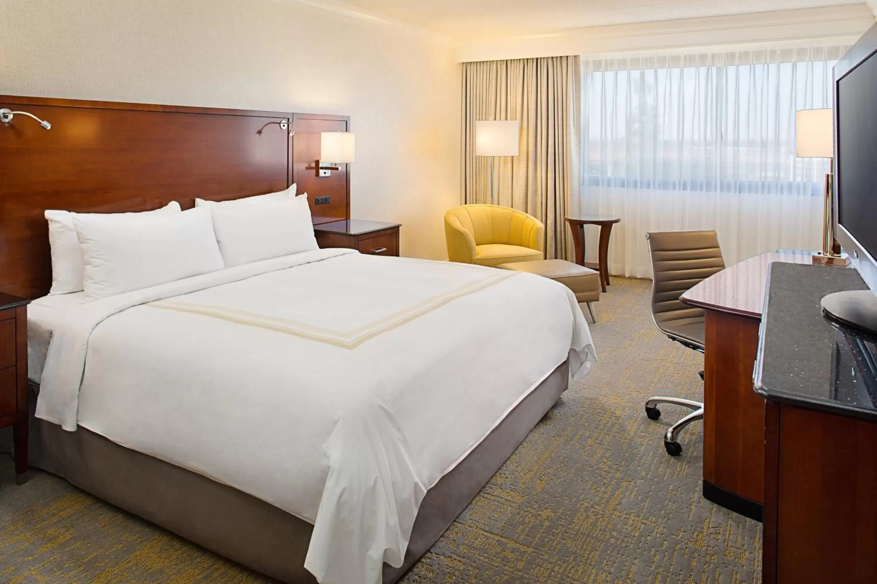 Photo of the whole room, Bed in Los Angeles Marriott Burbank Airport