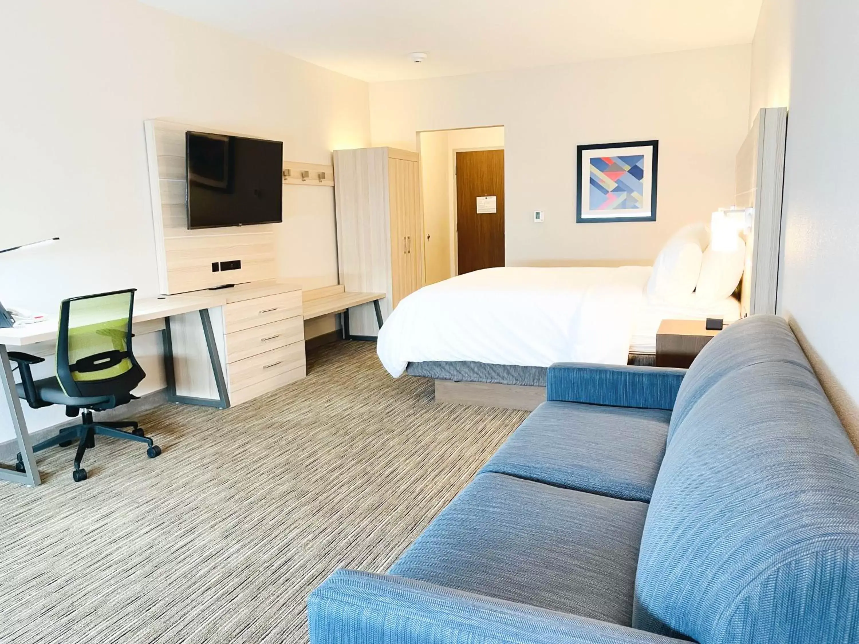 Bed, TV/Entertainment Center in Holiday Inn Express & Suites Blythe, an IHG Hotel