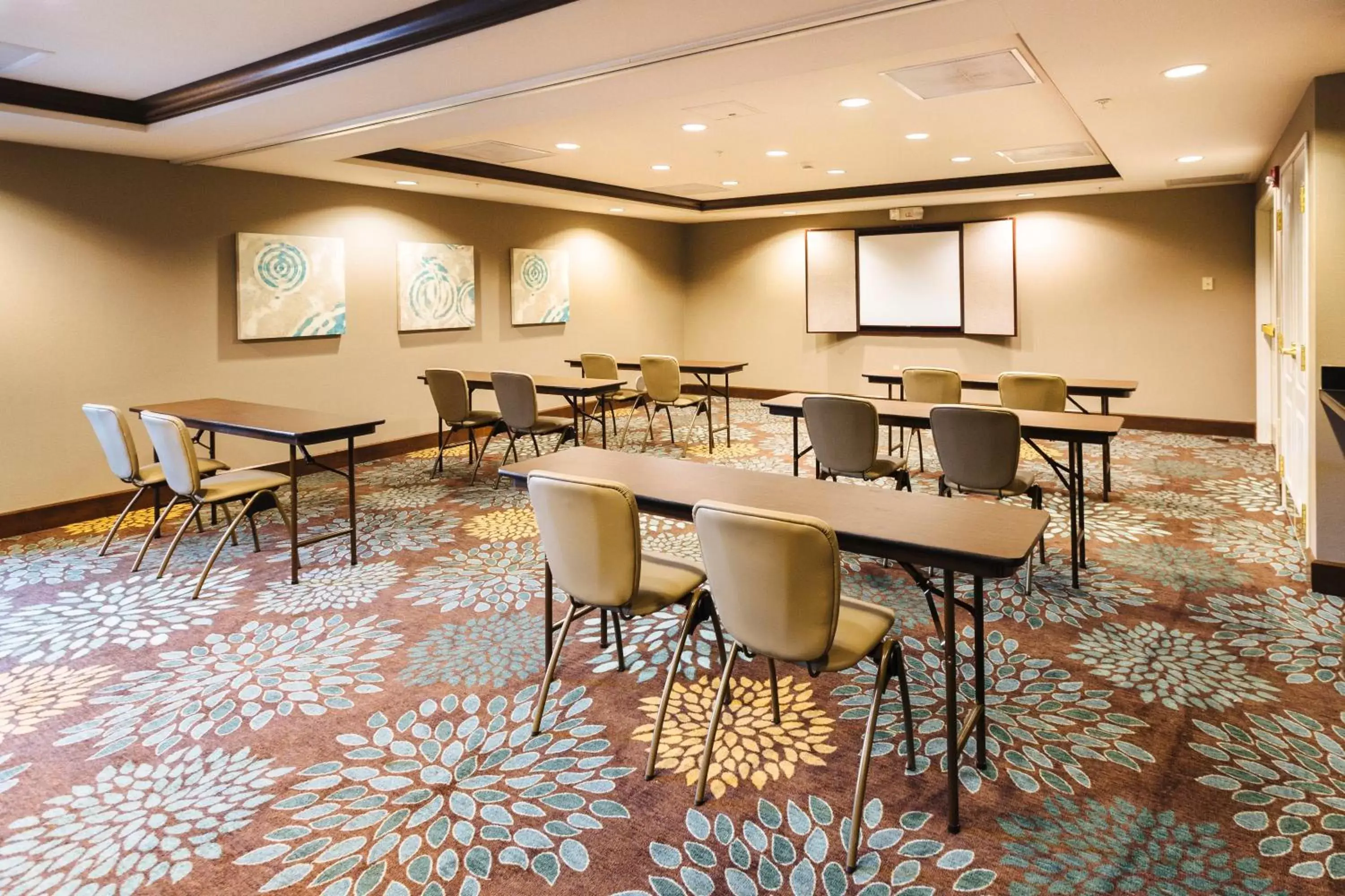 Meeting/conference room in Staybridge Suites Toledo/Maumee, an IHG Hotel