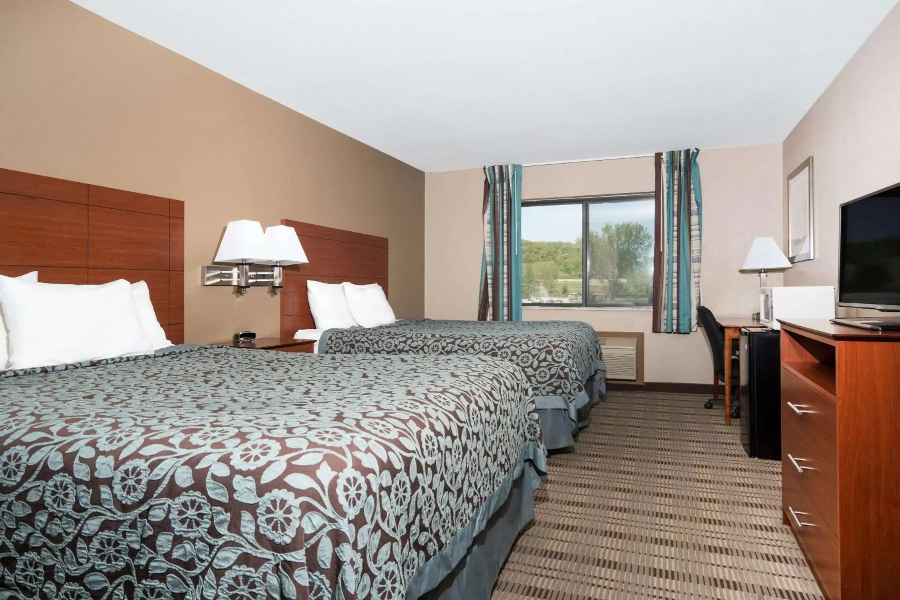 Photo of the whole room, Bed in Days Inn by Wyndham Mankato