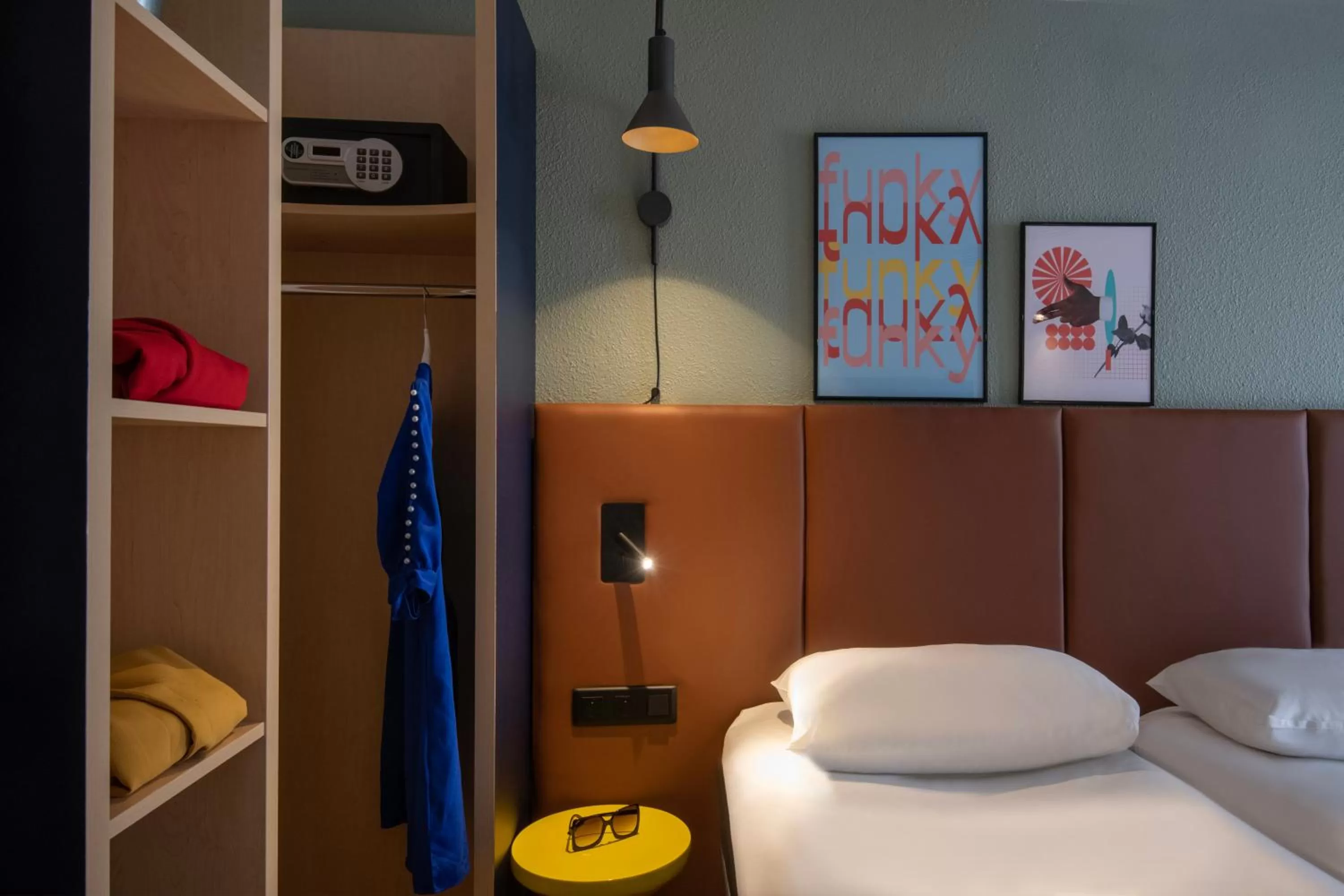 Photo of the whole room, Bed in ibis Cannes Centre