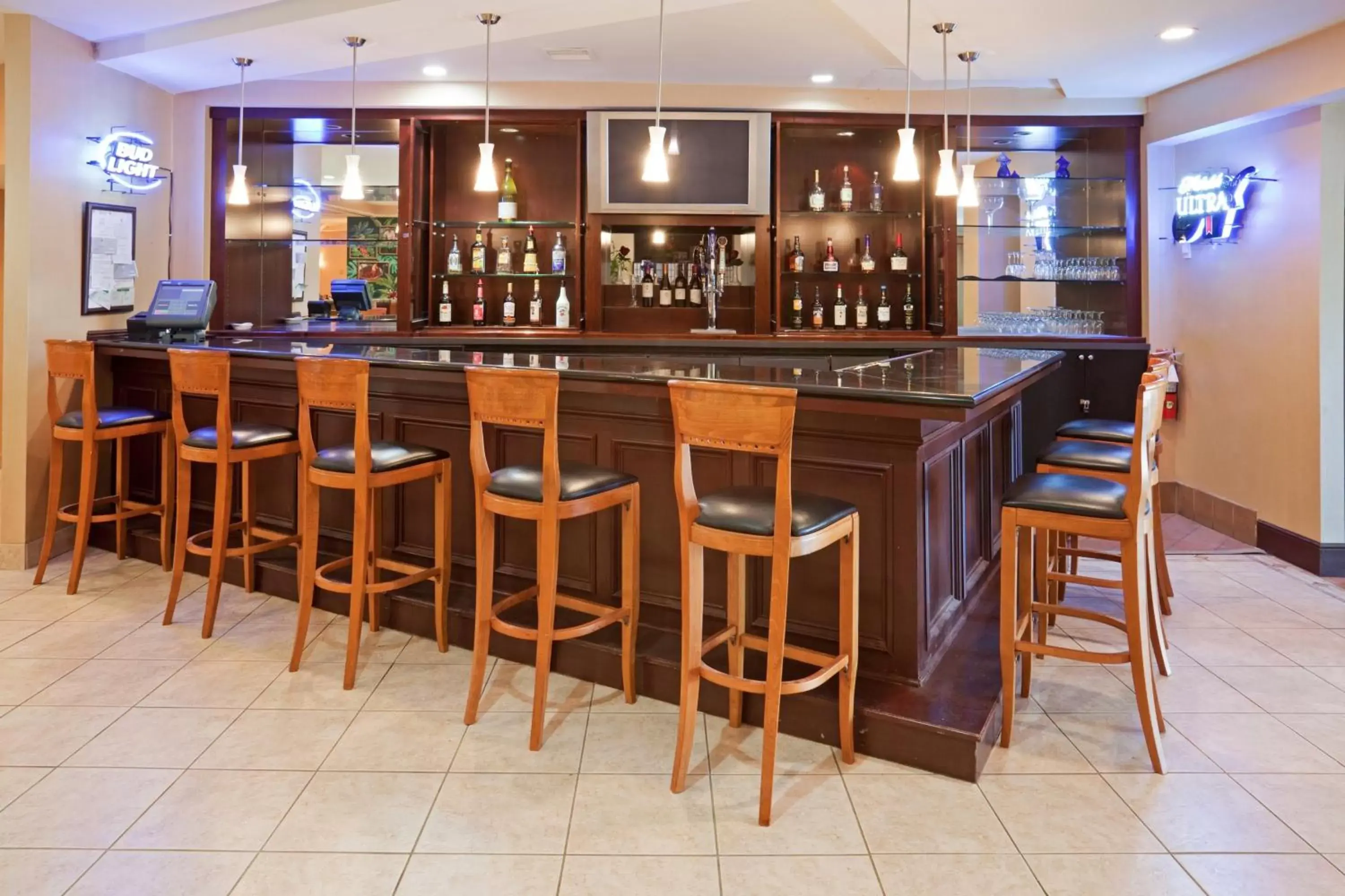 Lounge or bar, Lounge/Bar in Holiday Inn Austin Midtown, an IHG Hotel