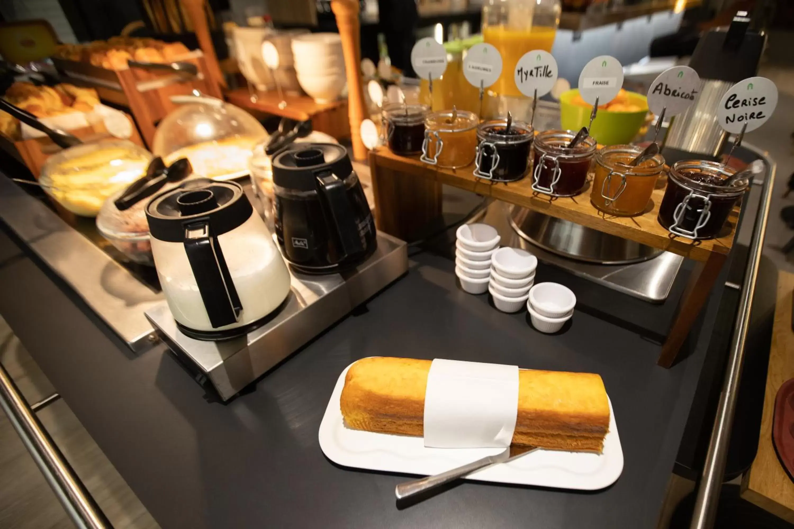 Coffee/tea facilities in Campanile Hotel Senlis