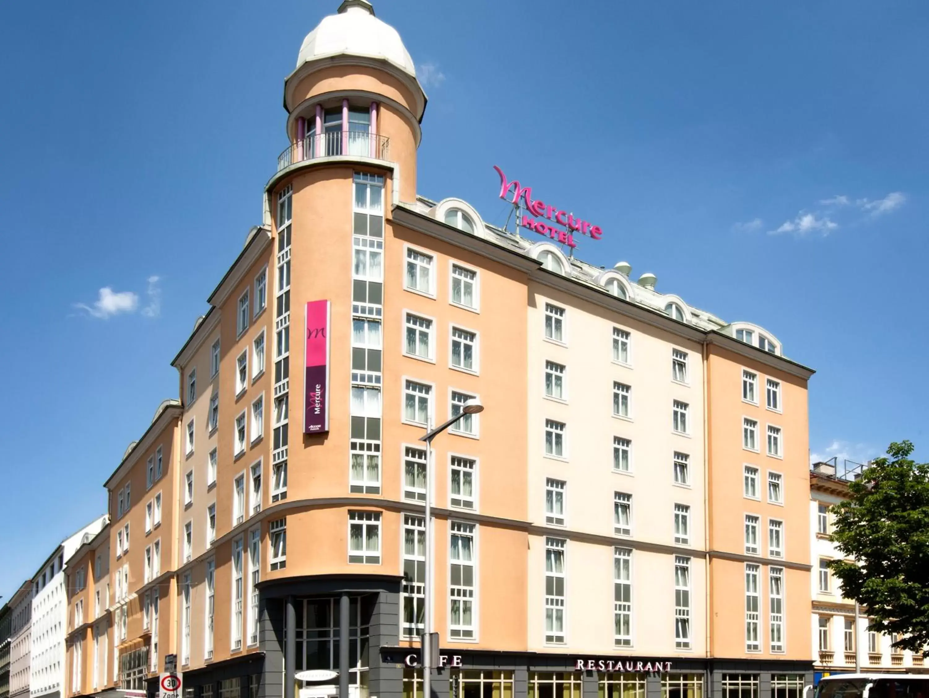 Facade/entrance, Property Building in Hotel Mercure Wien Westbahnhof