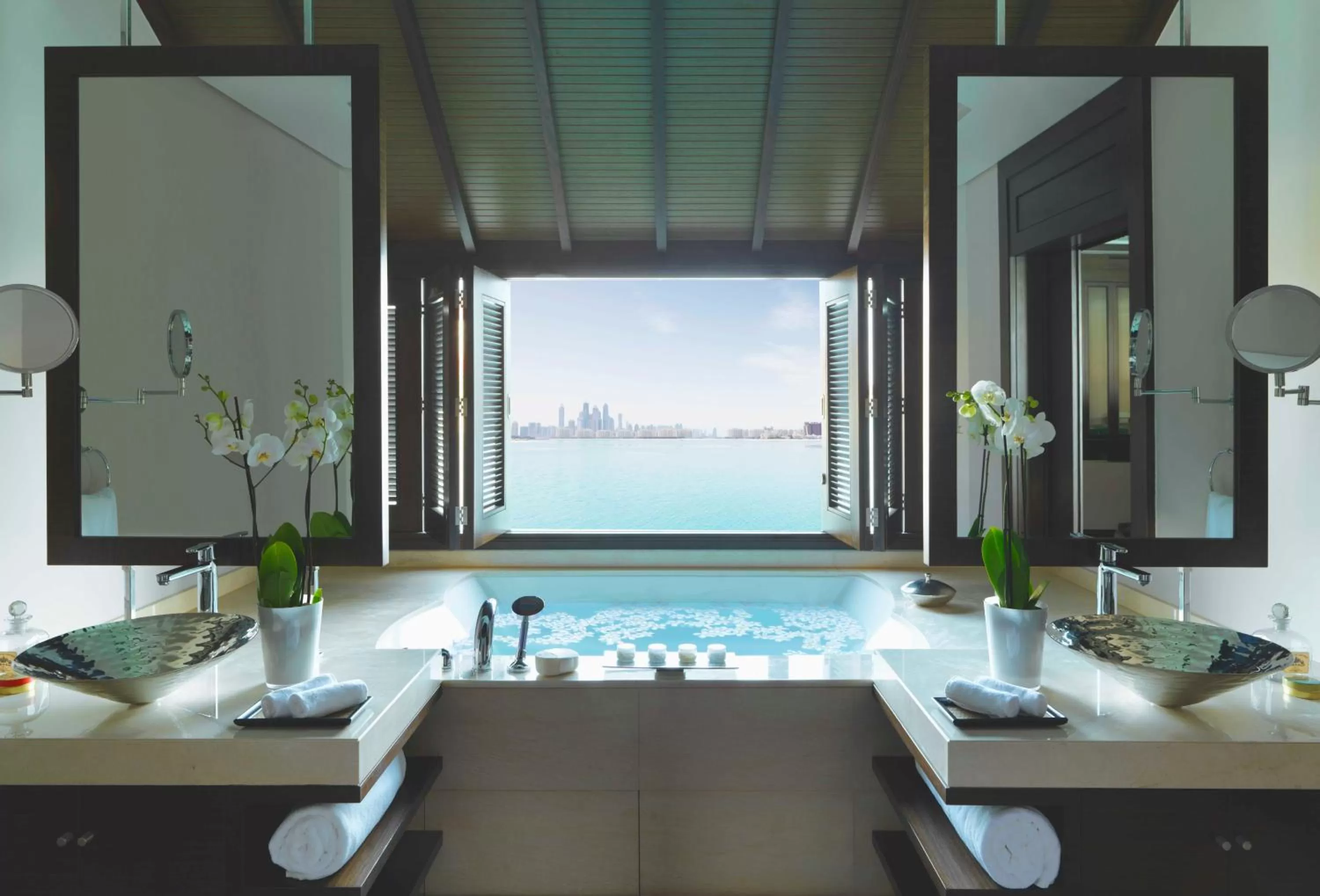 Bathroom in Anantara The Palm Dubai Resort