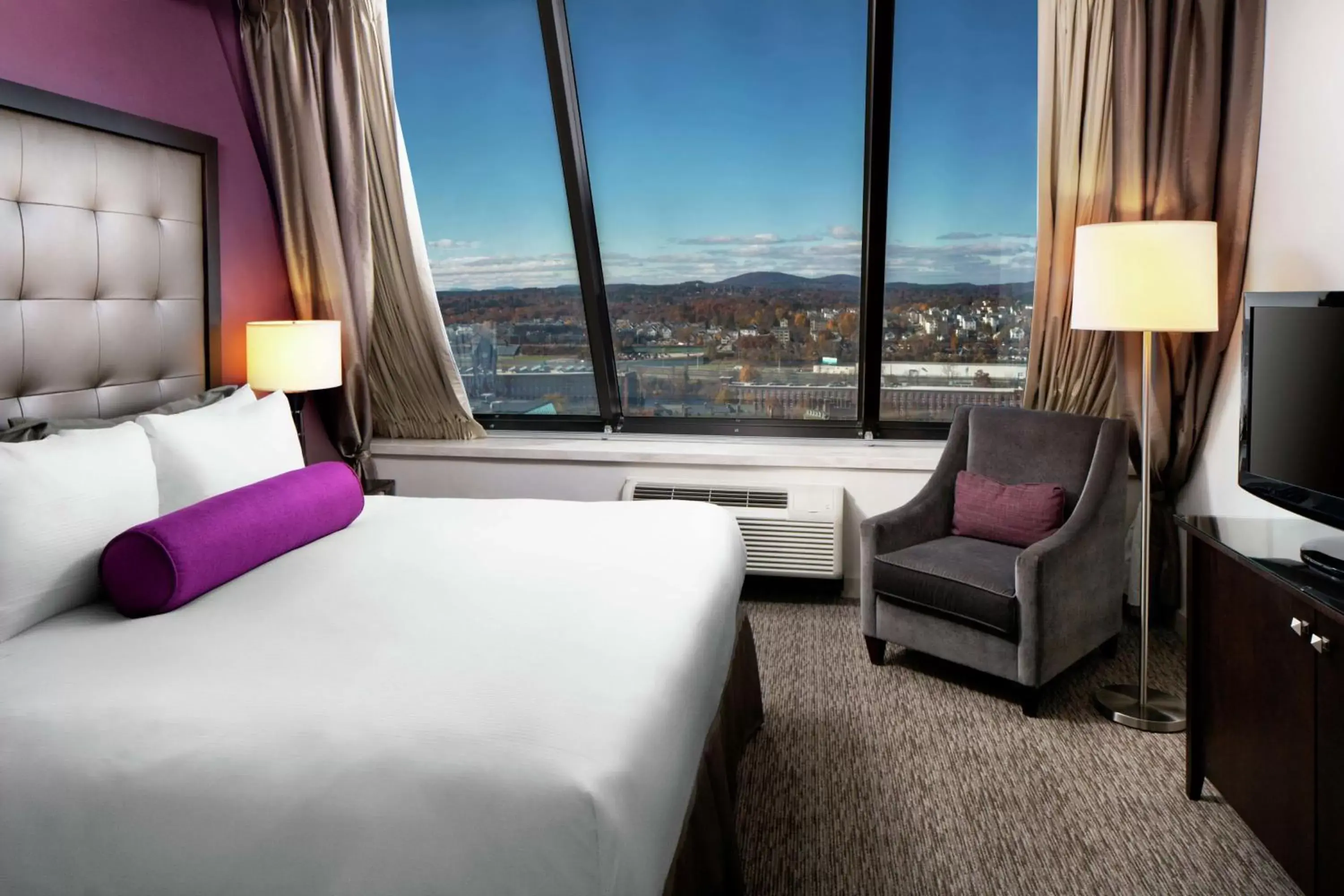Bed, Mountain View in DoubleTree by Hilton Manchester Downtown