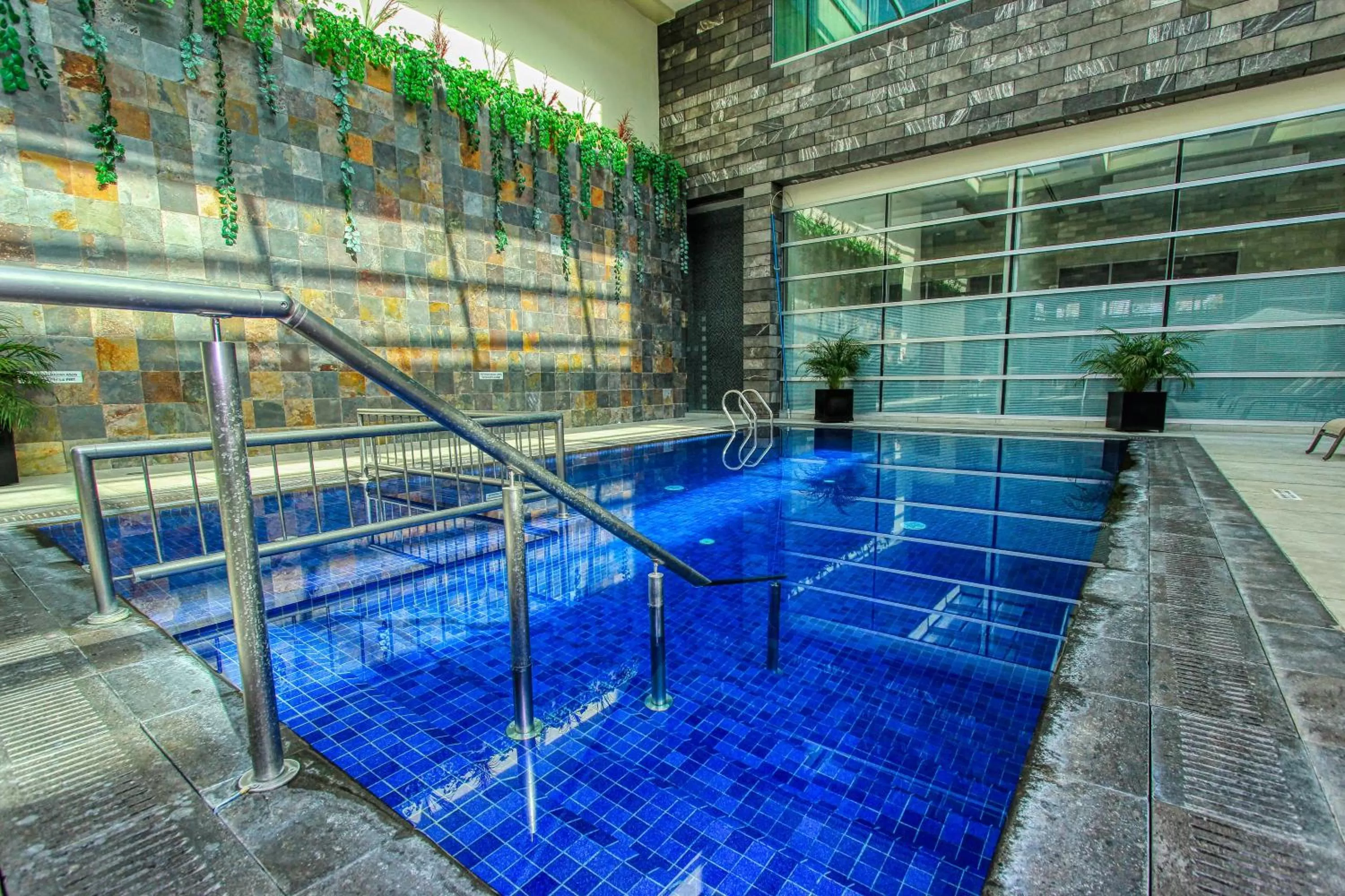 Swimming pool in Holiday Inn & Suites Plaza Mayor by IHG