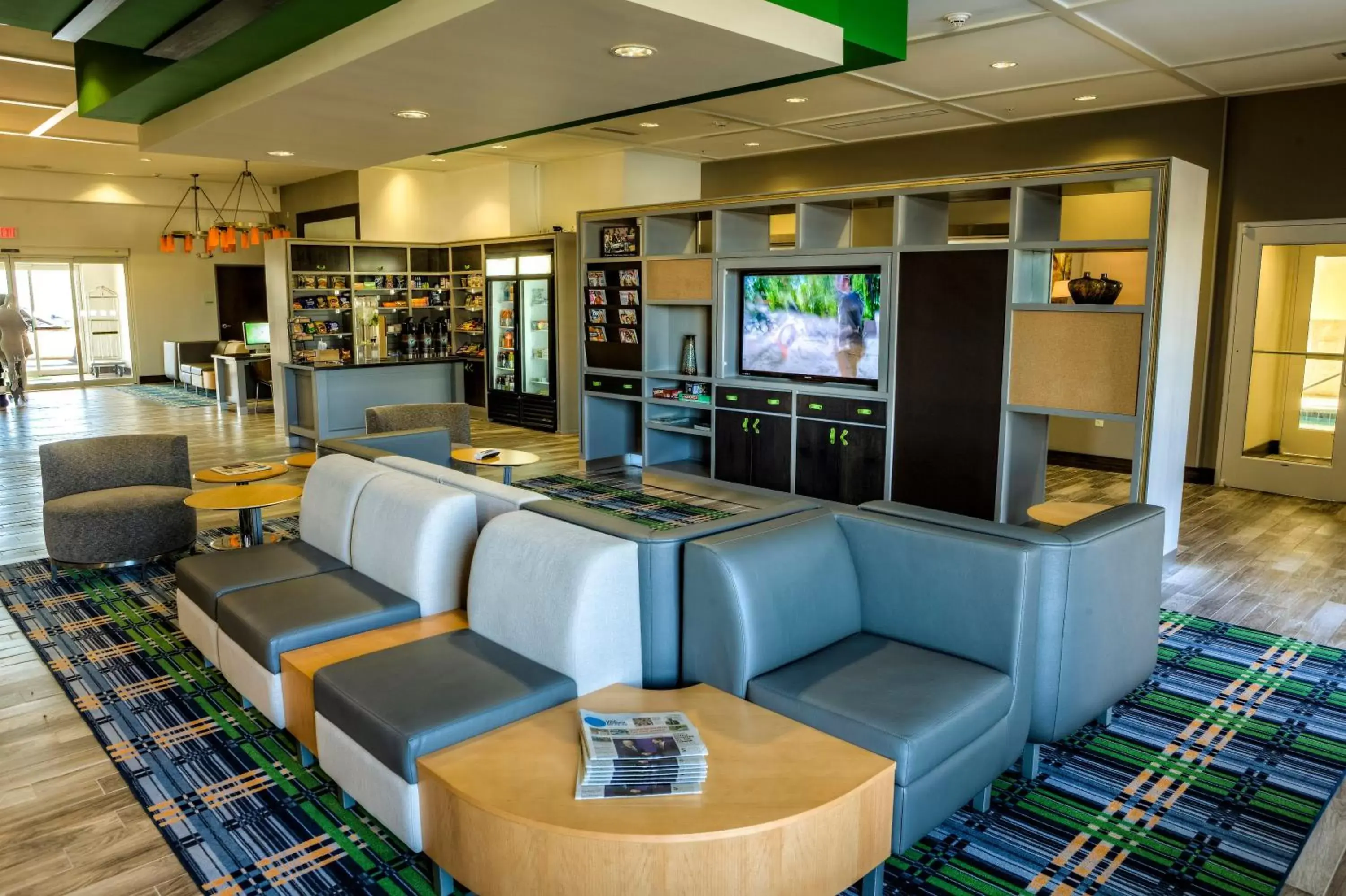 Lobby or reception, Lounge/Bar in Holiday Inn Richmond, an IHG Hotel