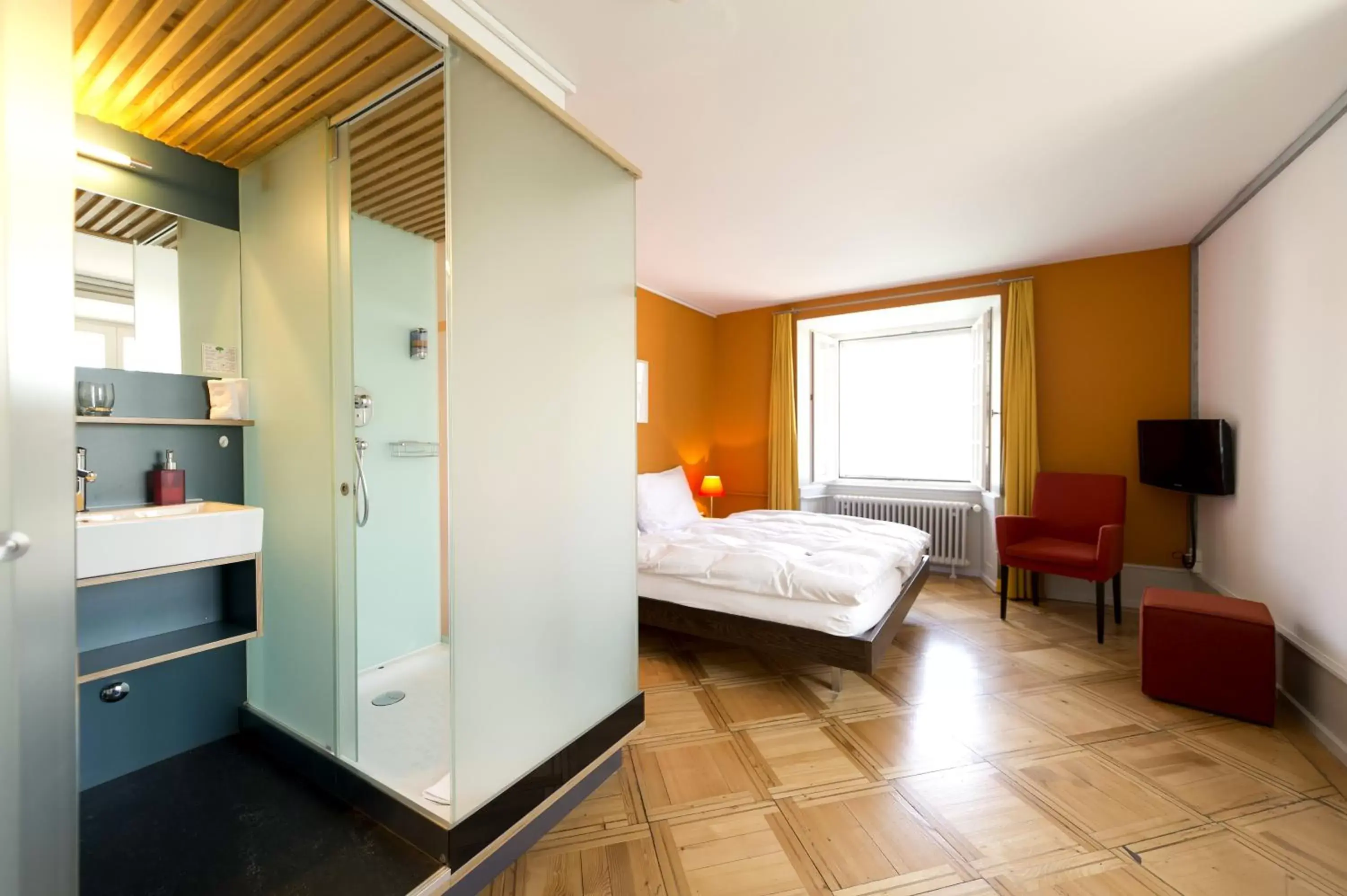 Bathroom, Bed in Hotel an der Aare Swiss Quality