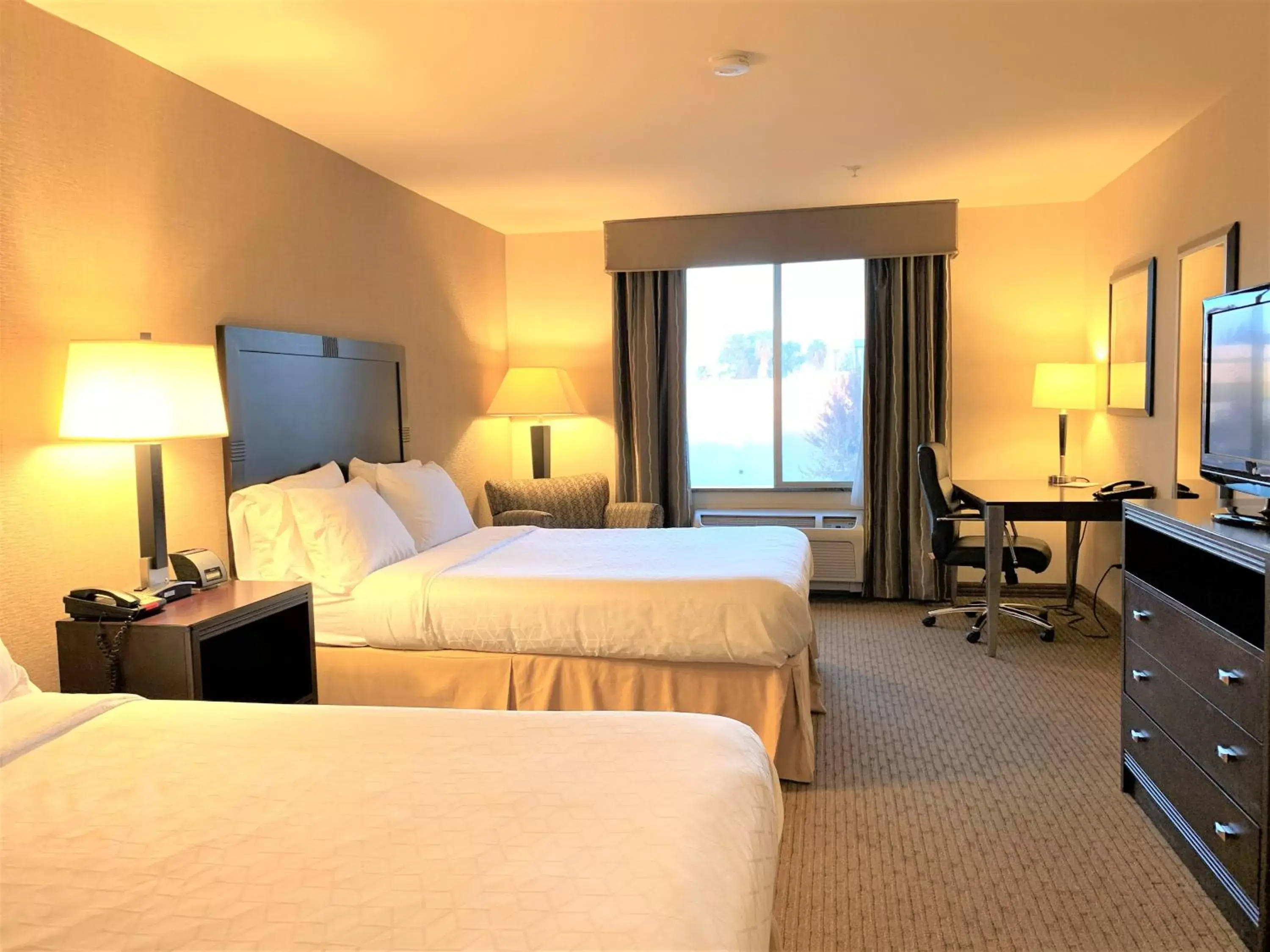 Photo of the whole room in Holiday Inn Express Fresno Northwest - Herndon, an IHG Hotel