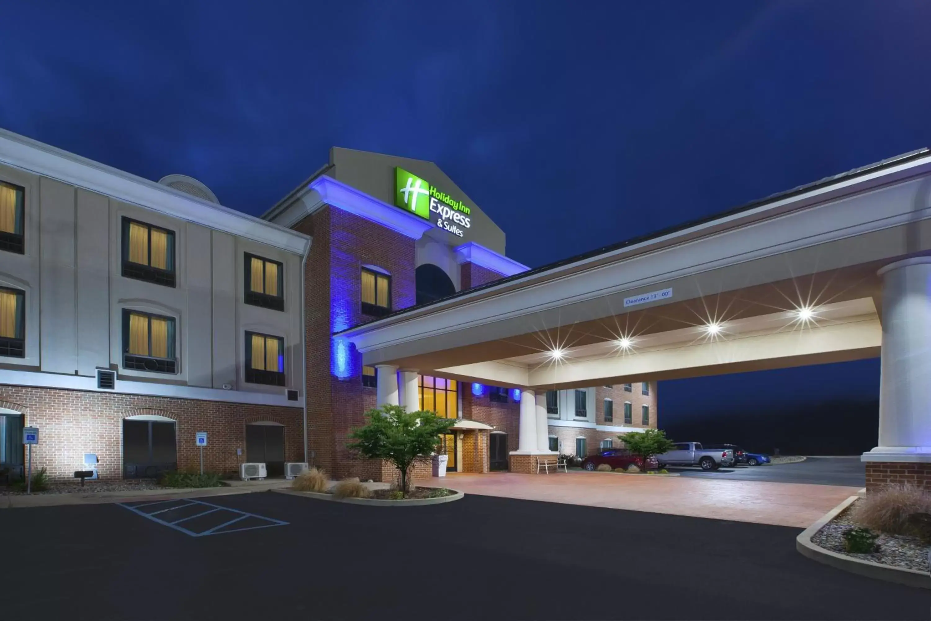 Property Building in Holiday Inn Express Niles, an IHG Hotel