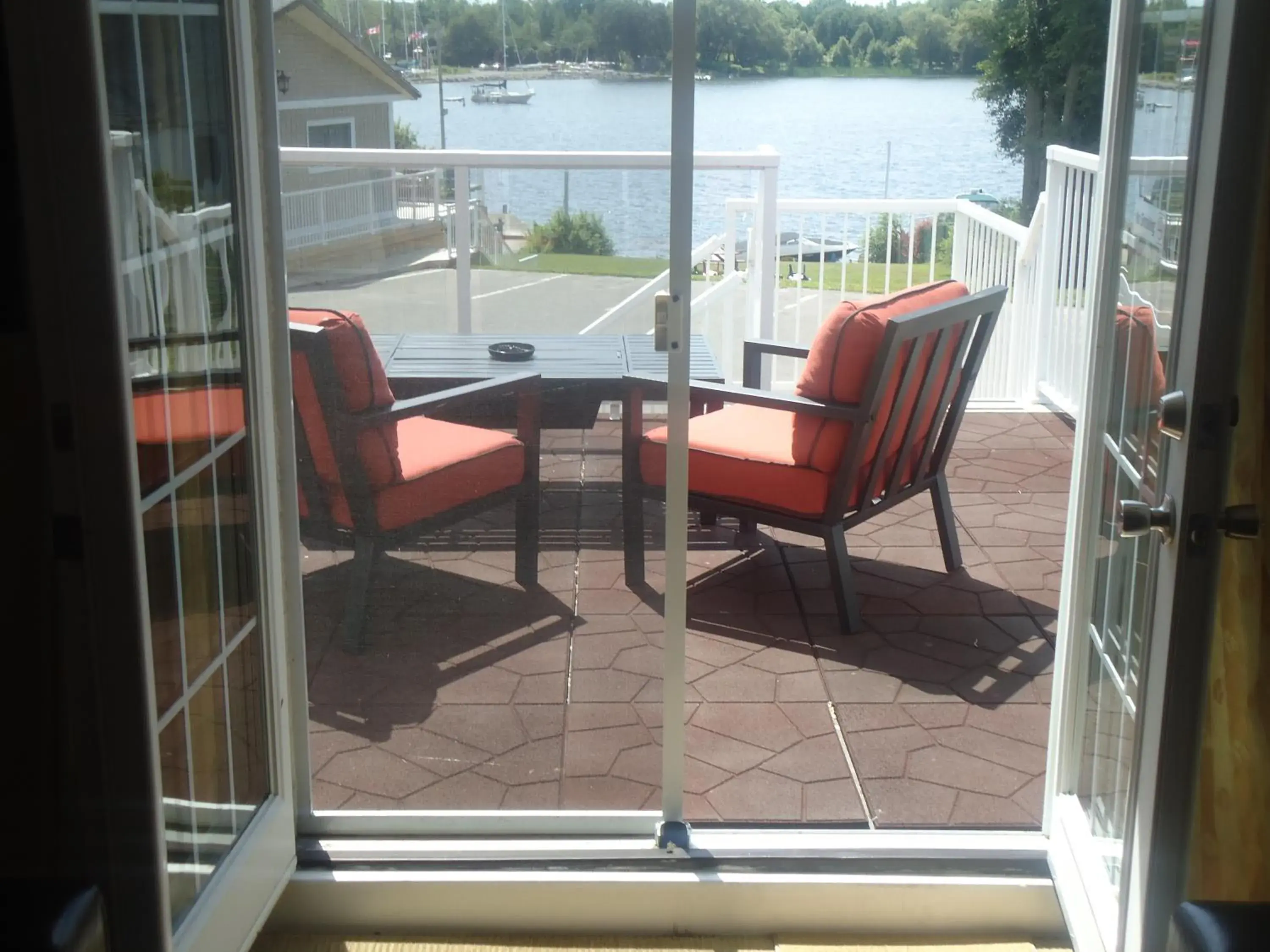 Balcony/Terrace in Bayside Inn & Waterfront Suites