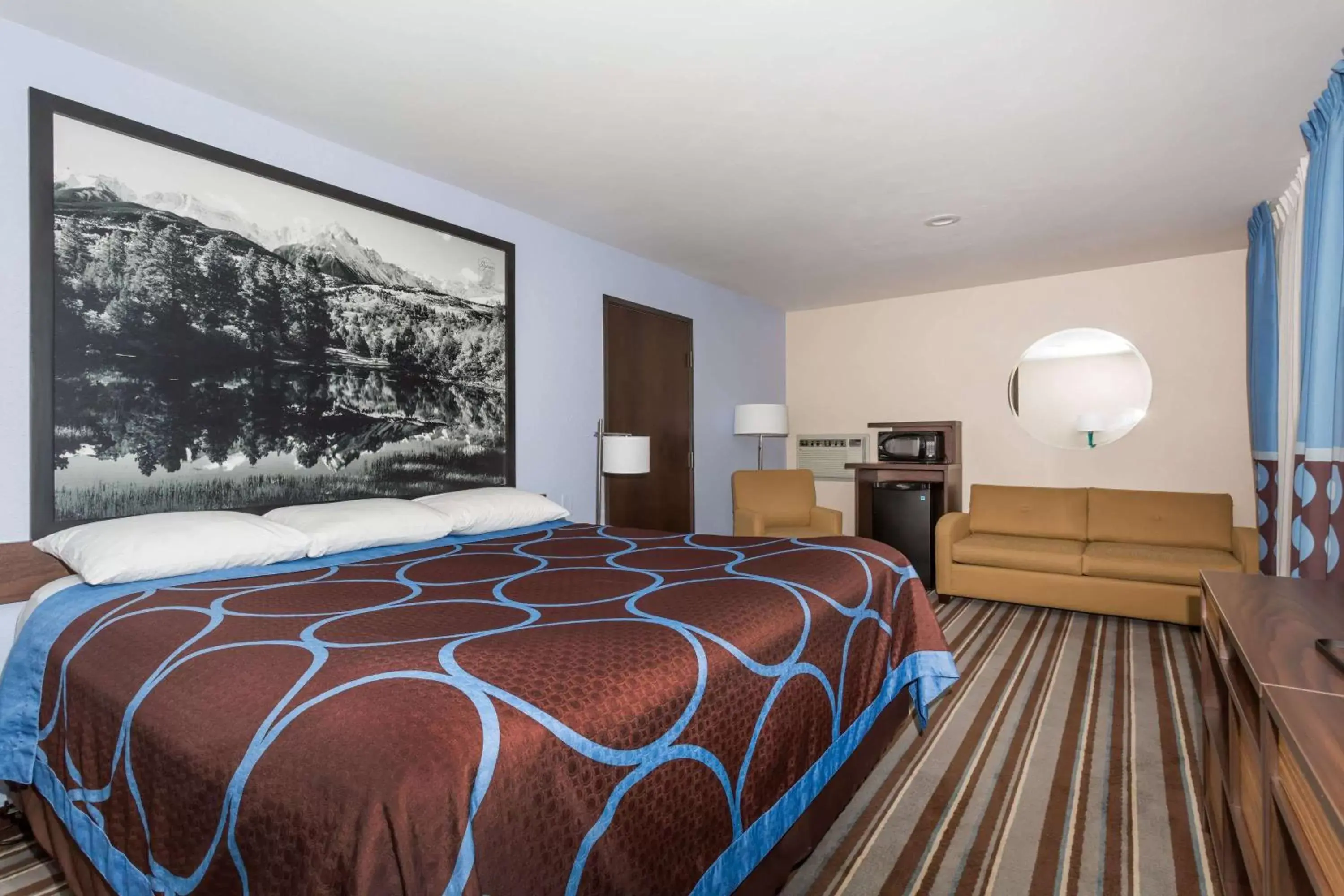 Photo of the whole room, Bed in Super 8 by Wyndham Longmont/Twin Peaks