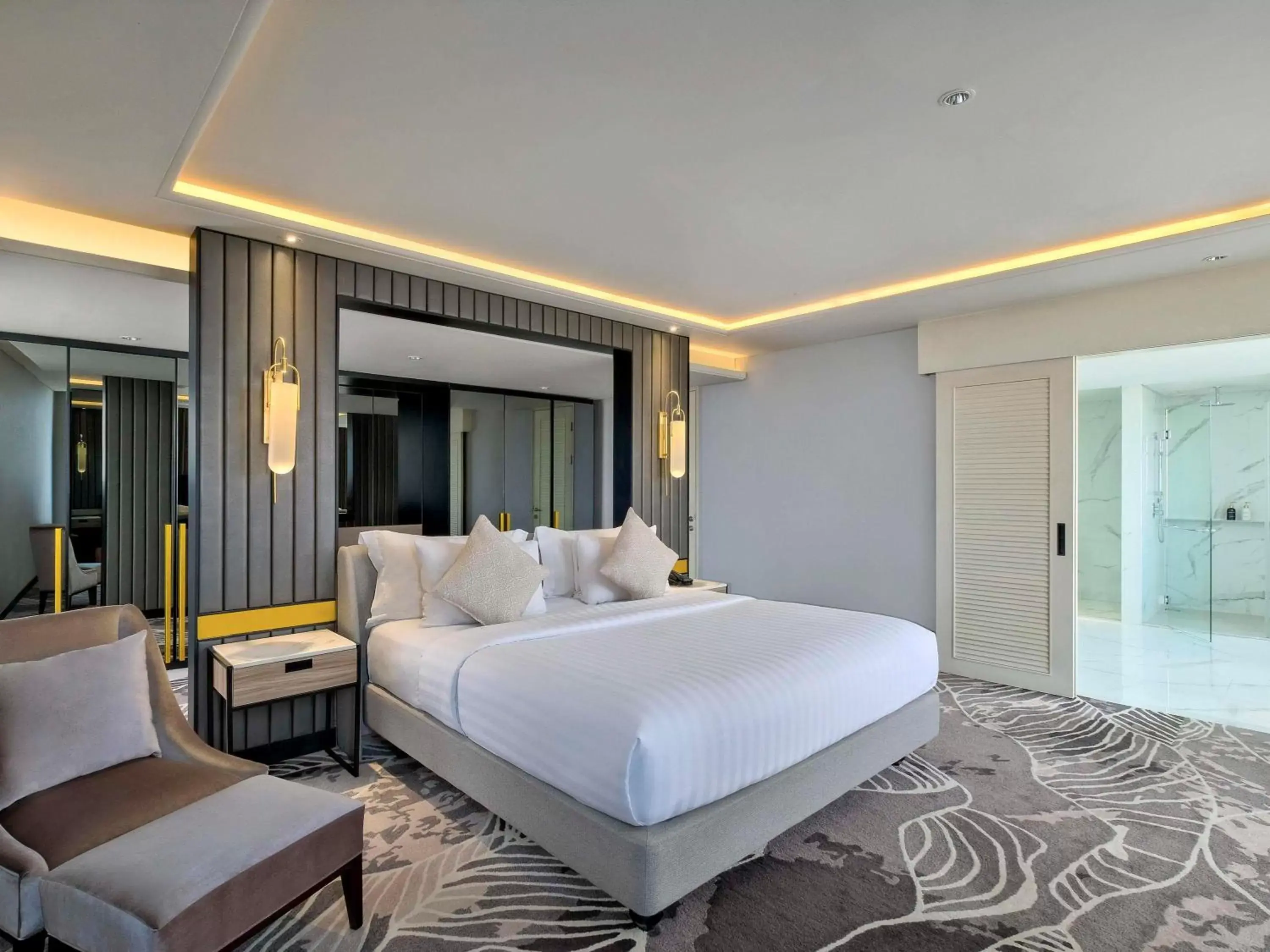 Bedroom, Bed in Movenpick Surabaya City