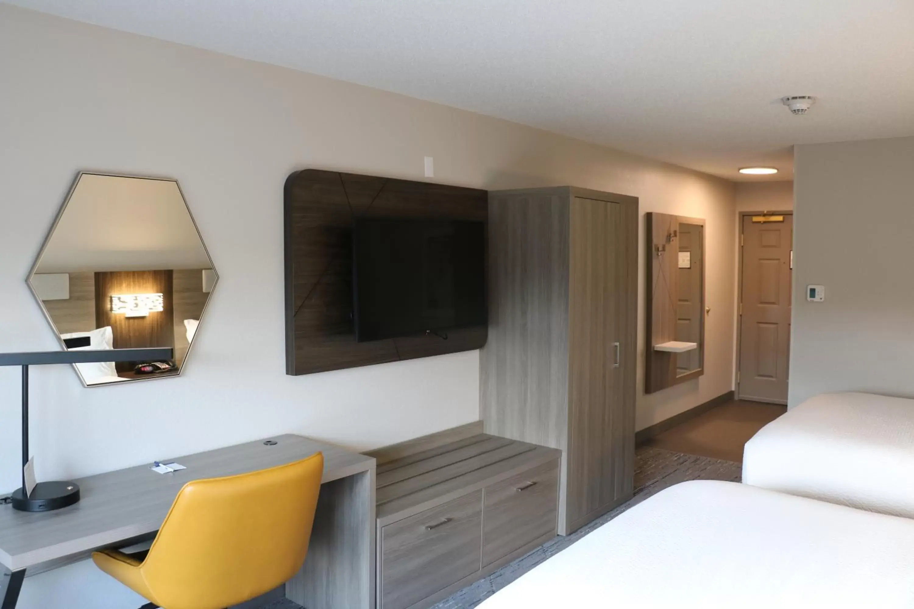 TV and multimedia, TV/Entertainment Center in Holiday Inn Express & Suites Marquette, an IHG Hotel