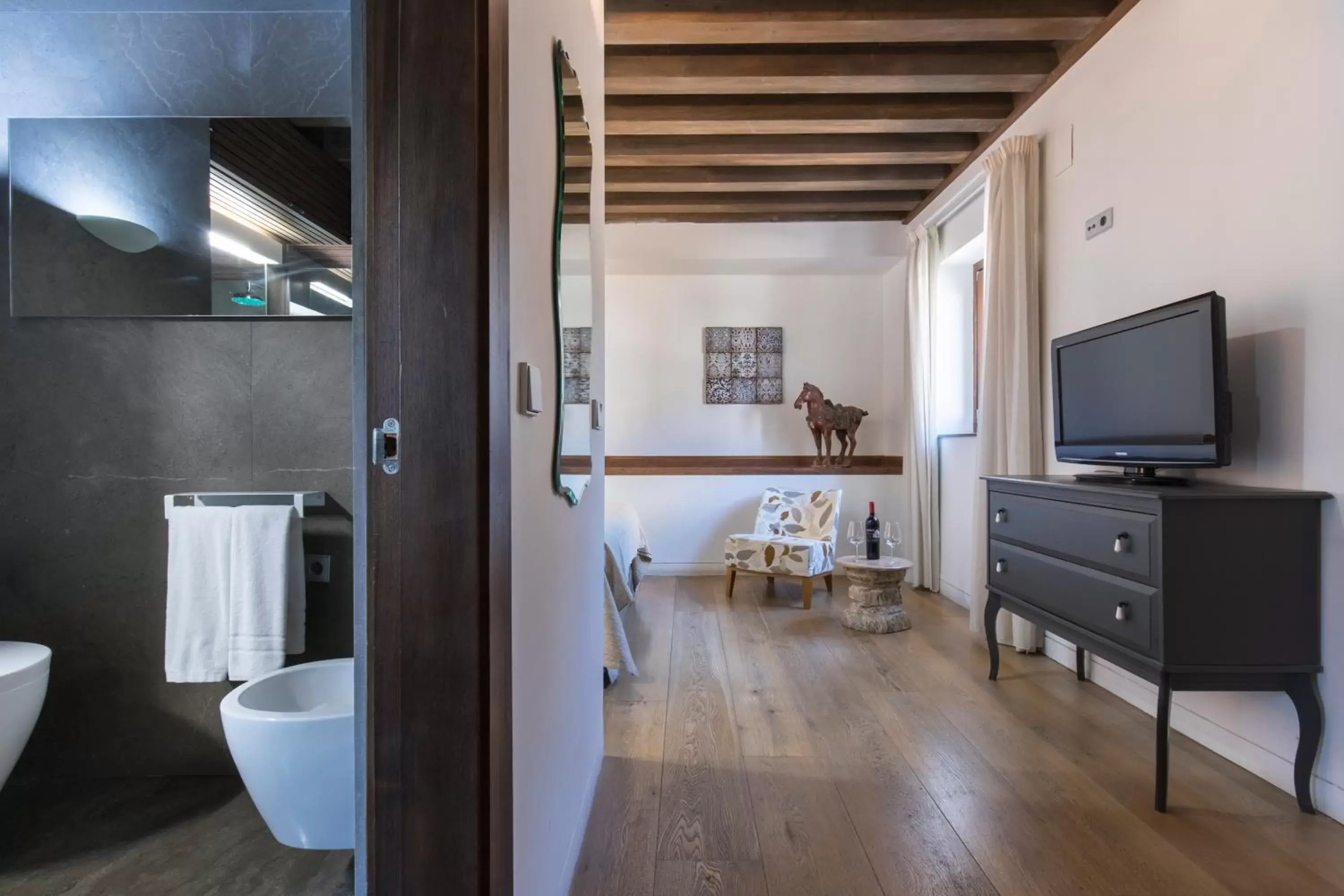 Bathroom, TV/Entertainment Center in Shine Albayzín