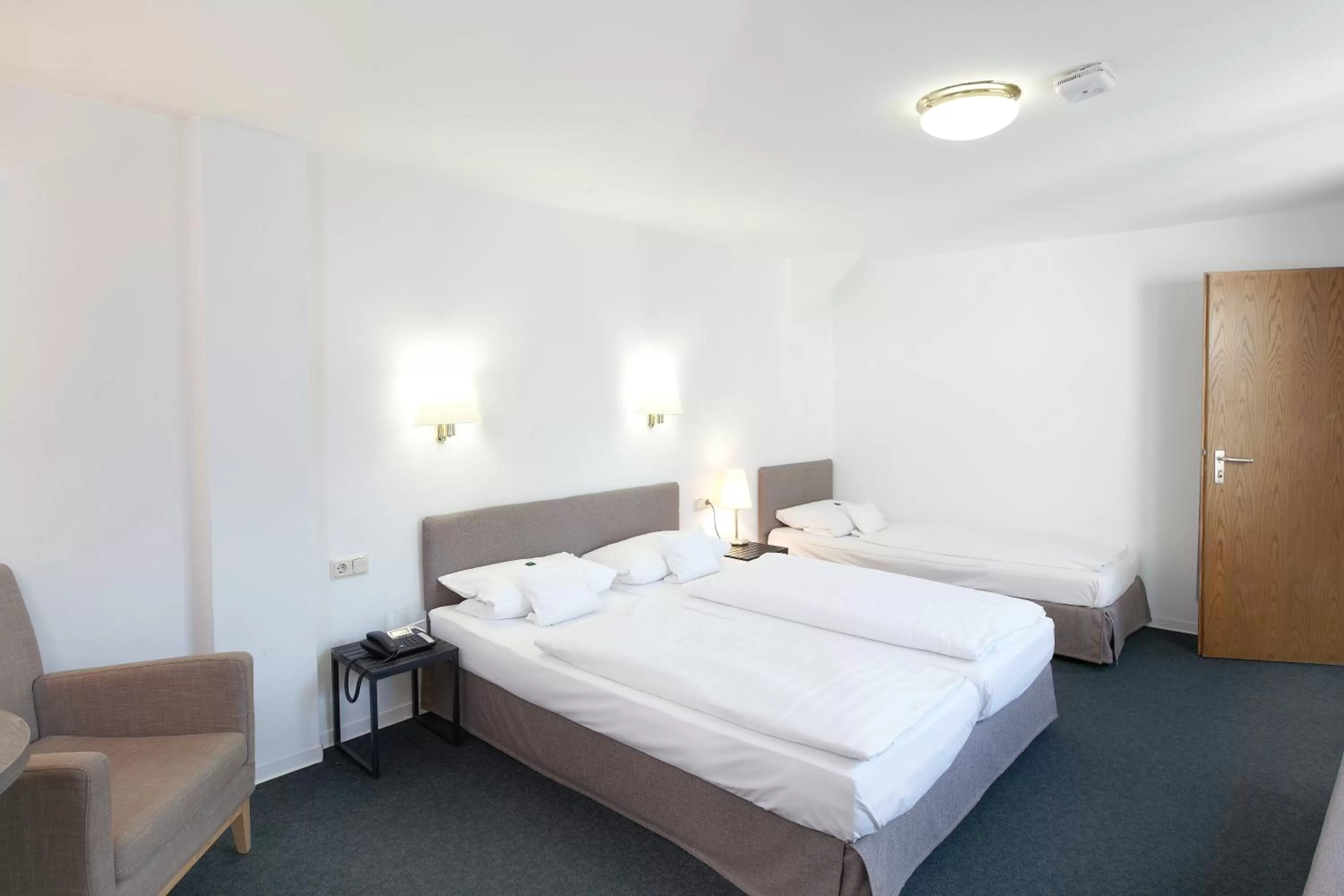 Photo of the whole room, Bed in Hotel Klingelhöffer