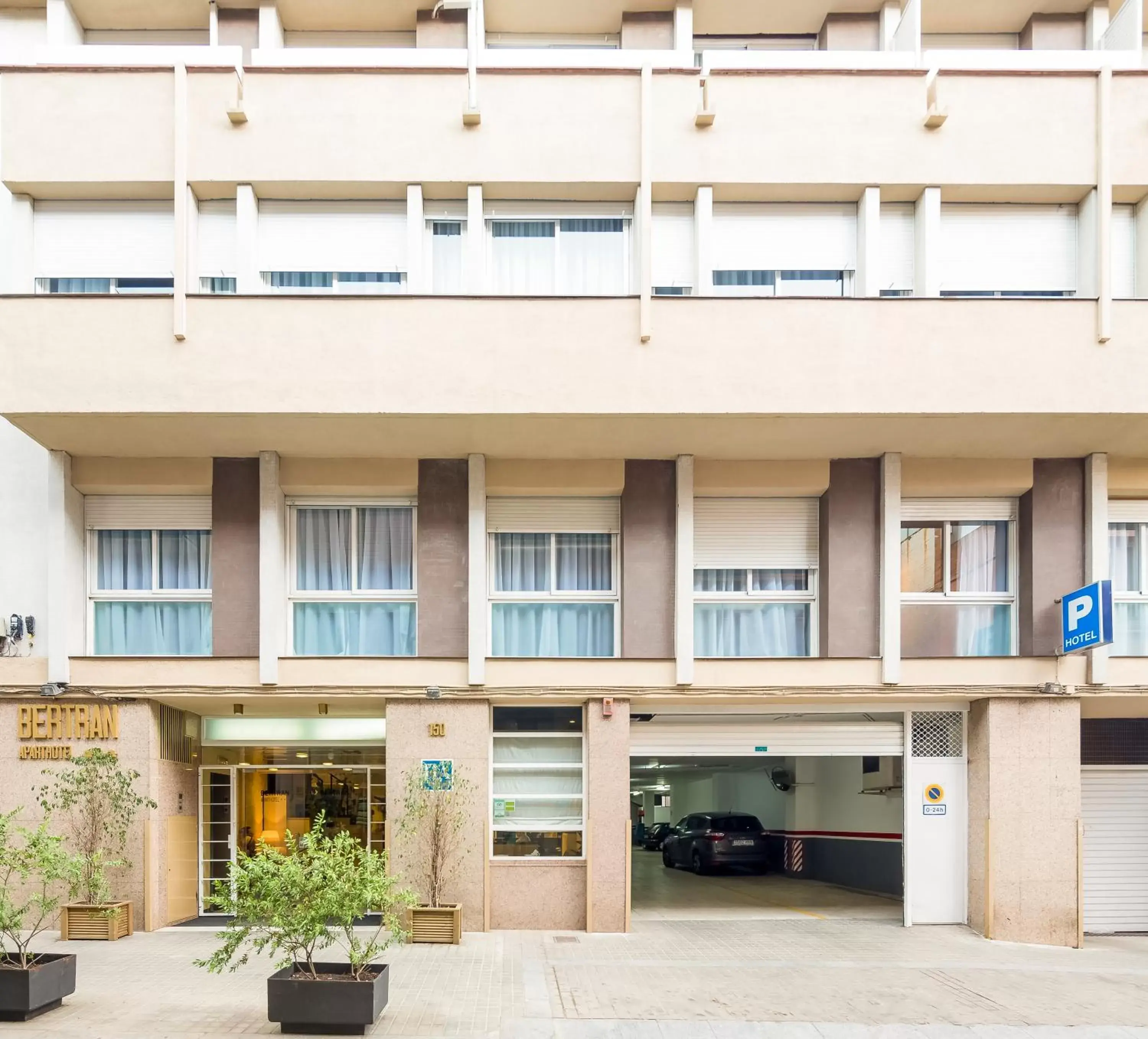 Facade/entrance, Property Building in Aparthotel Bertrán