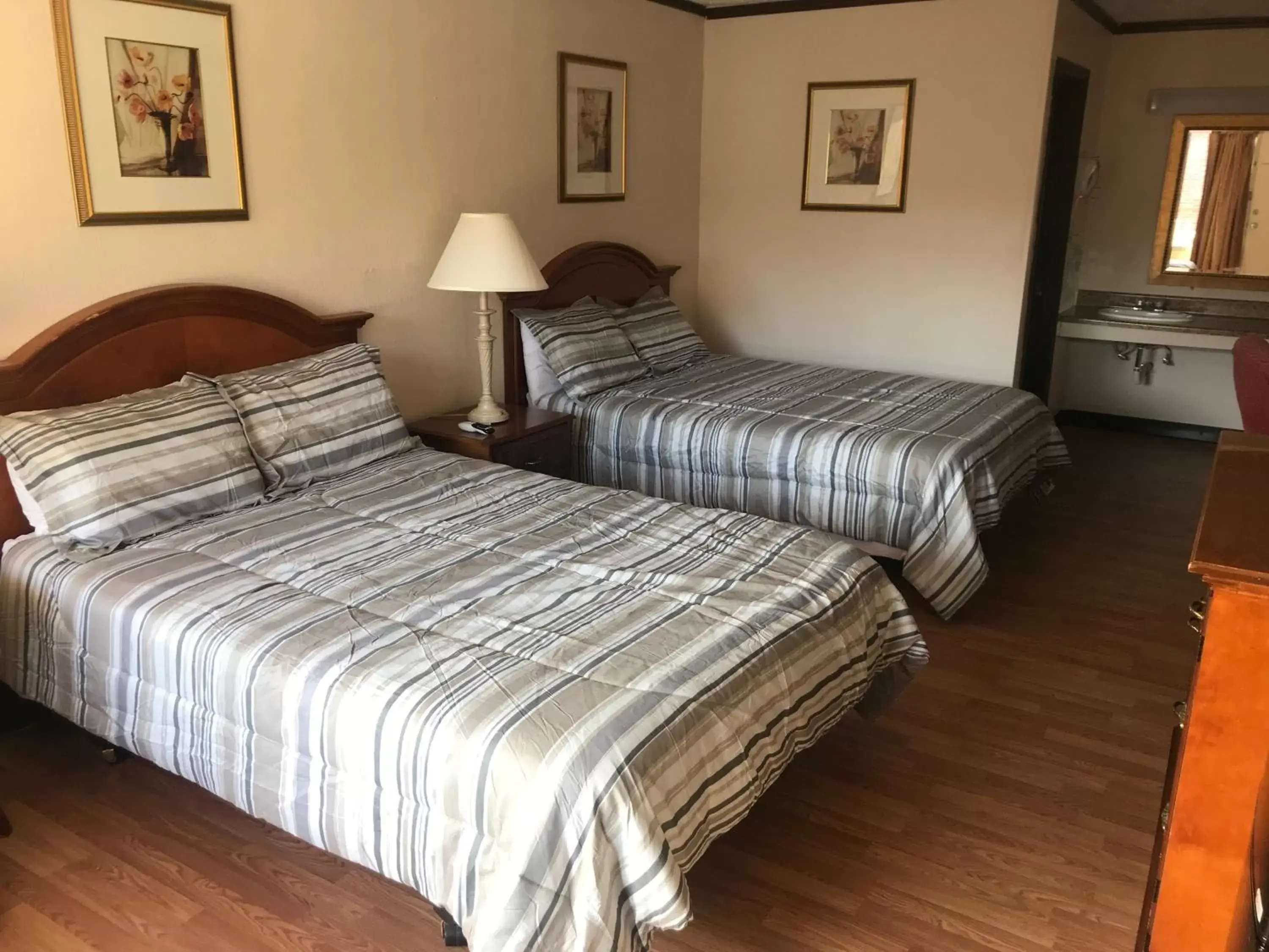 Bed in Daniel Boone Motor Inn