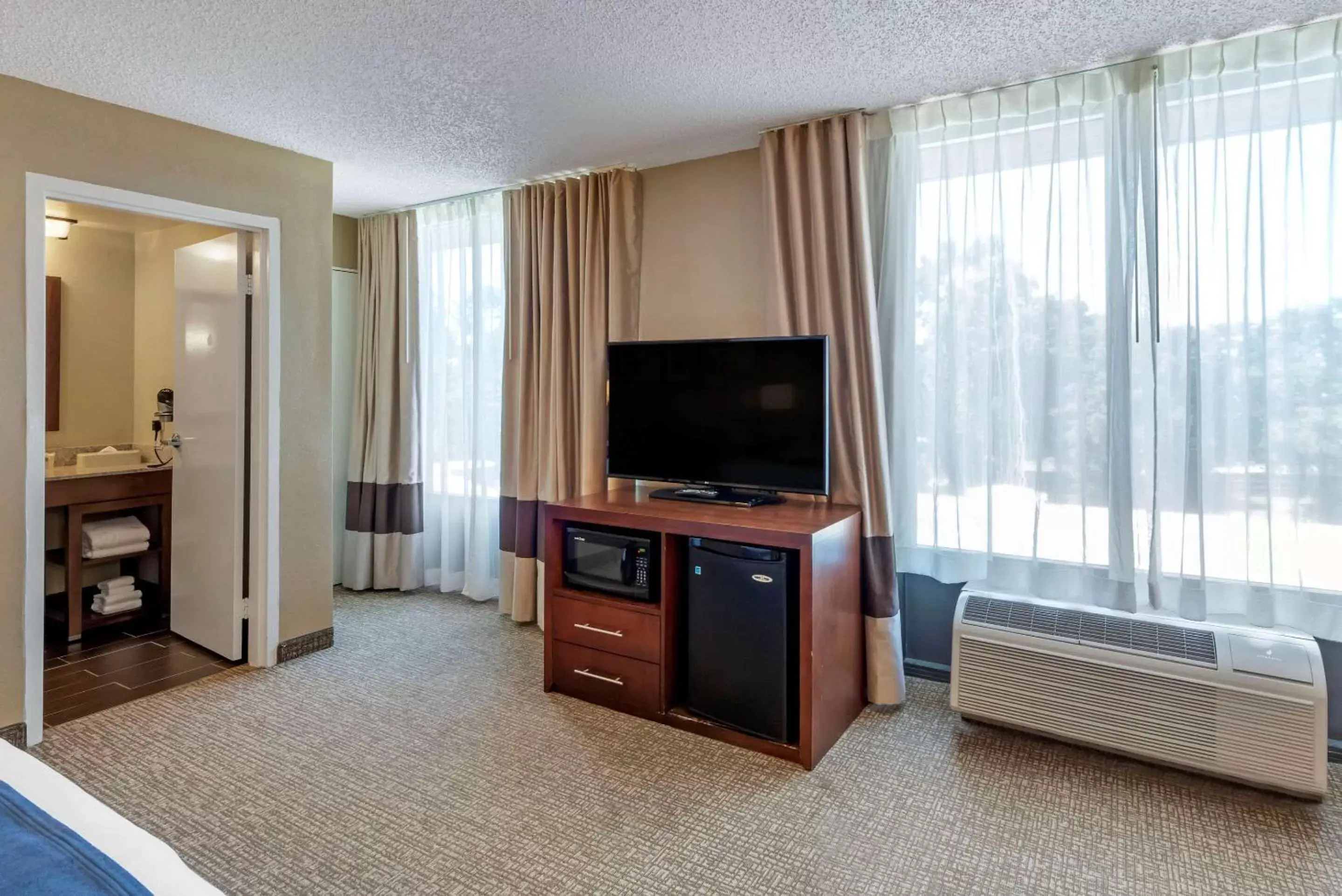 Photo of the whole room, TV/Entertainment Center in Comfort Inn Elizabeth City near University