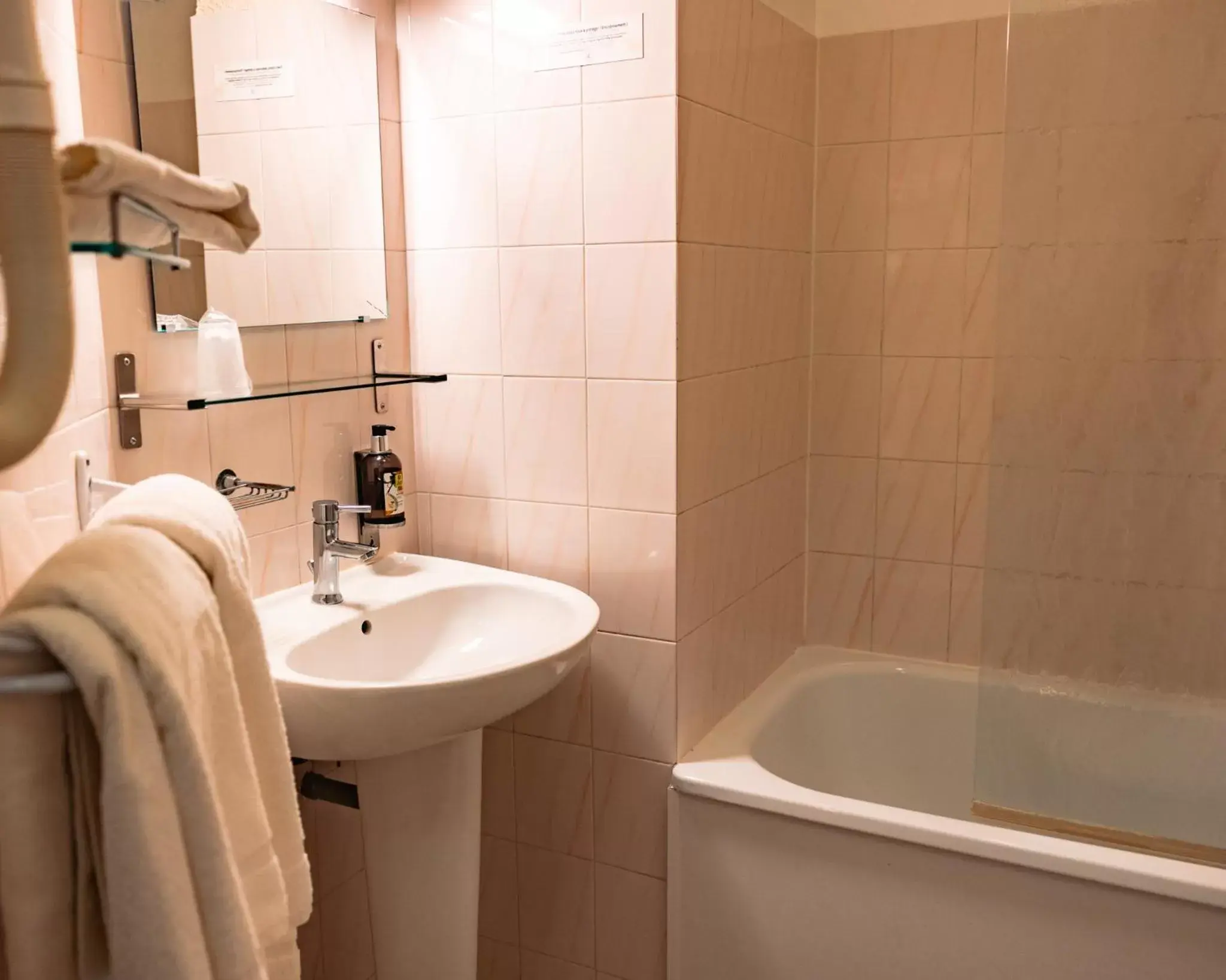 Bathroom in Logis Heraclee