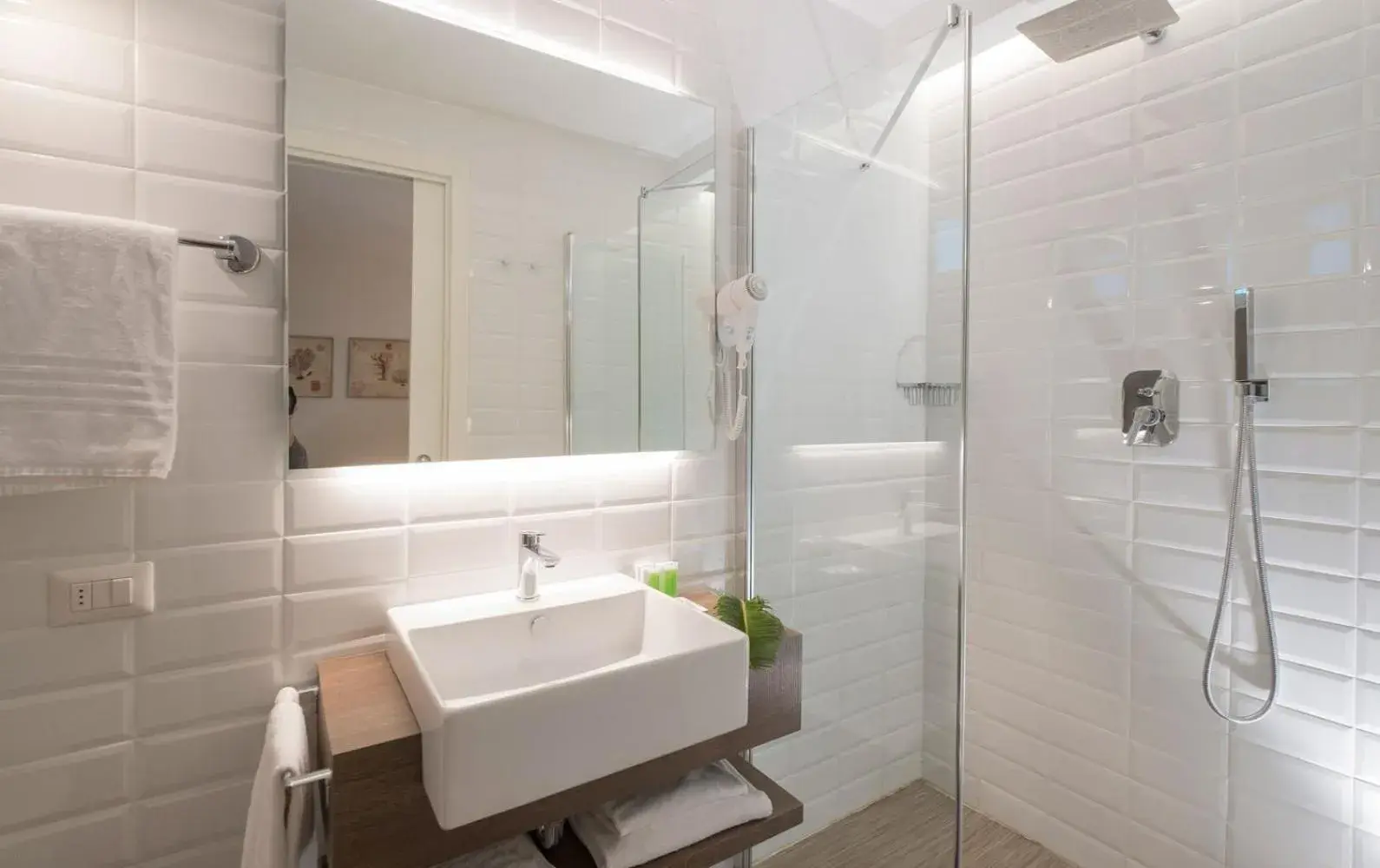 Shower, Bathroom in Hotel Mon Cheri