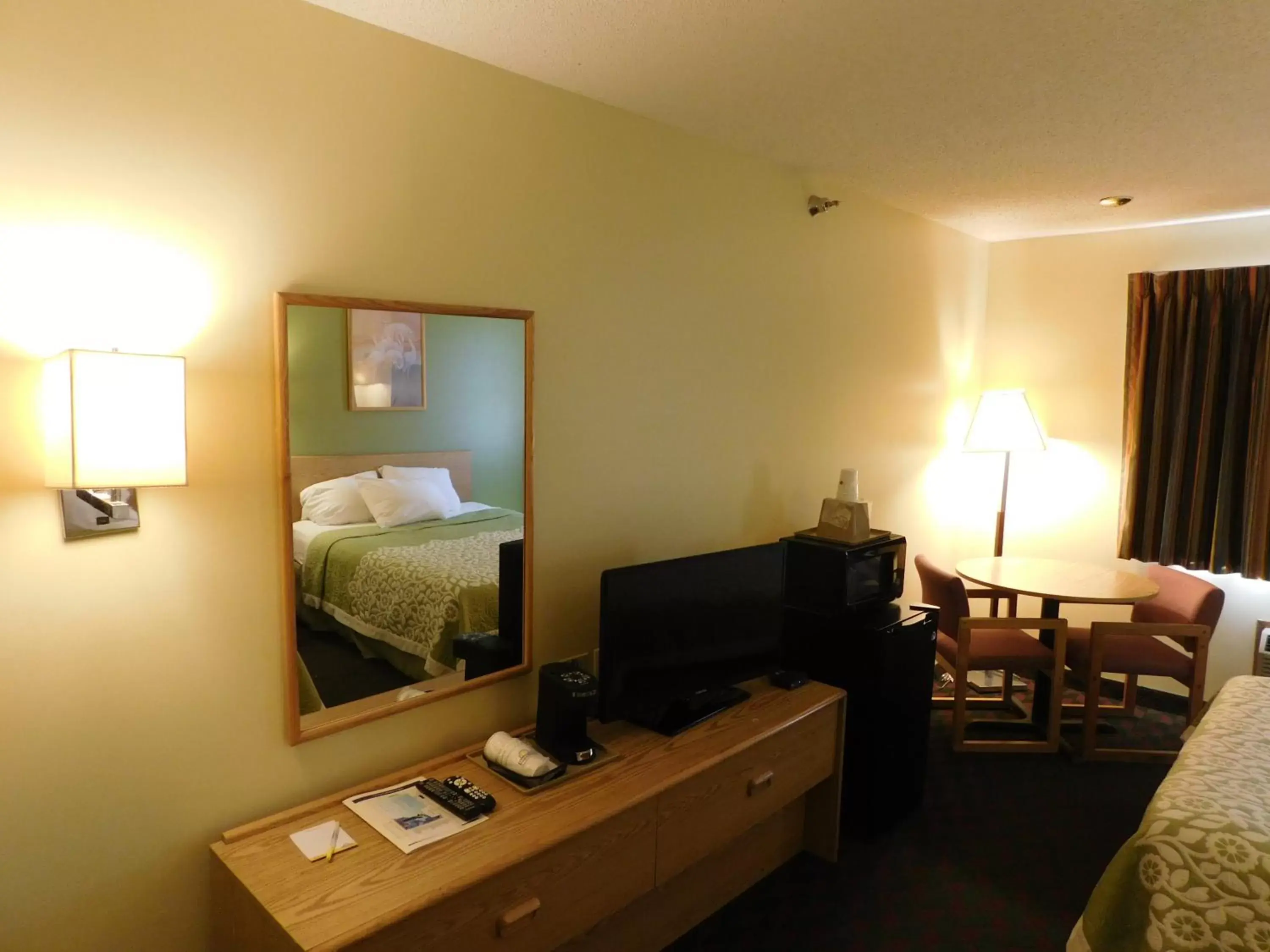 Bedroom, TV/Entertainment Center in Days Inn by Wyndham Lexington NE