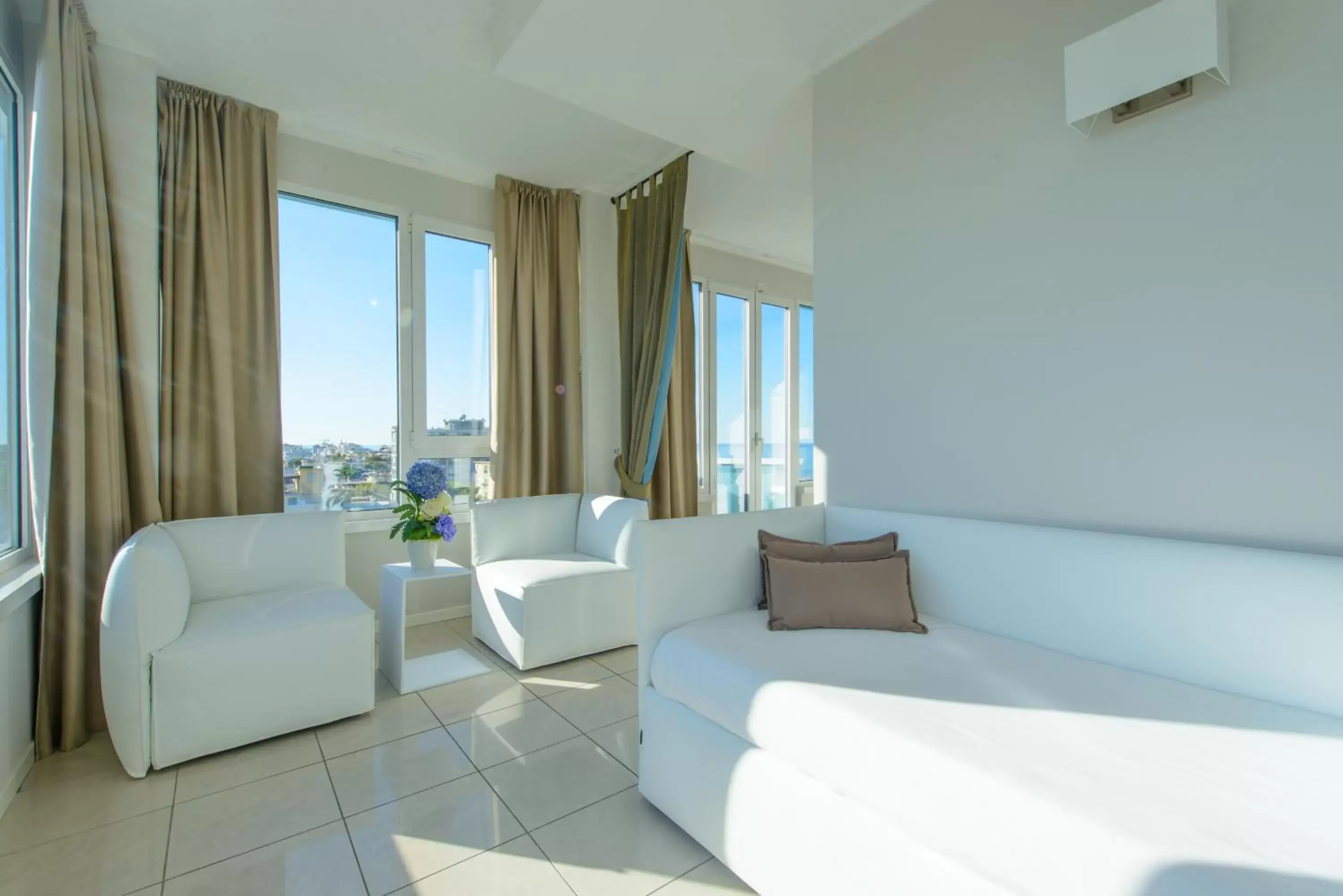 Photo of the whole room, Seating Area in Hotel Cristallo