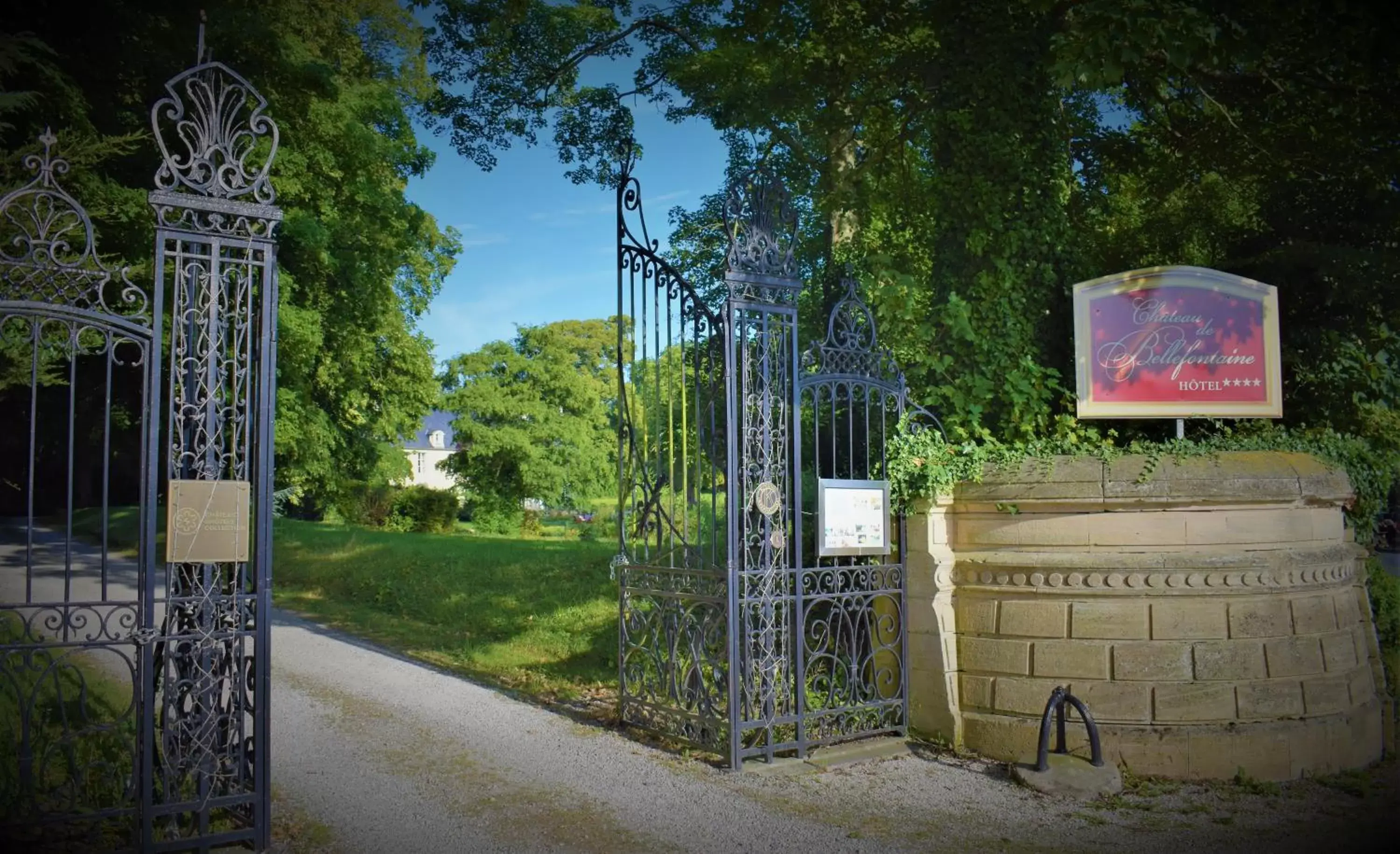 Facade/entrance in Château de Bellefontaine