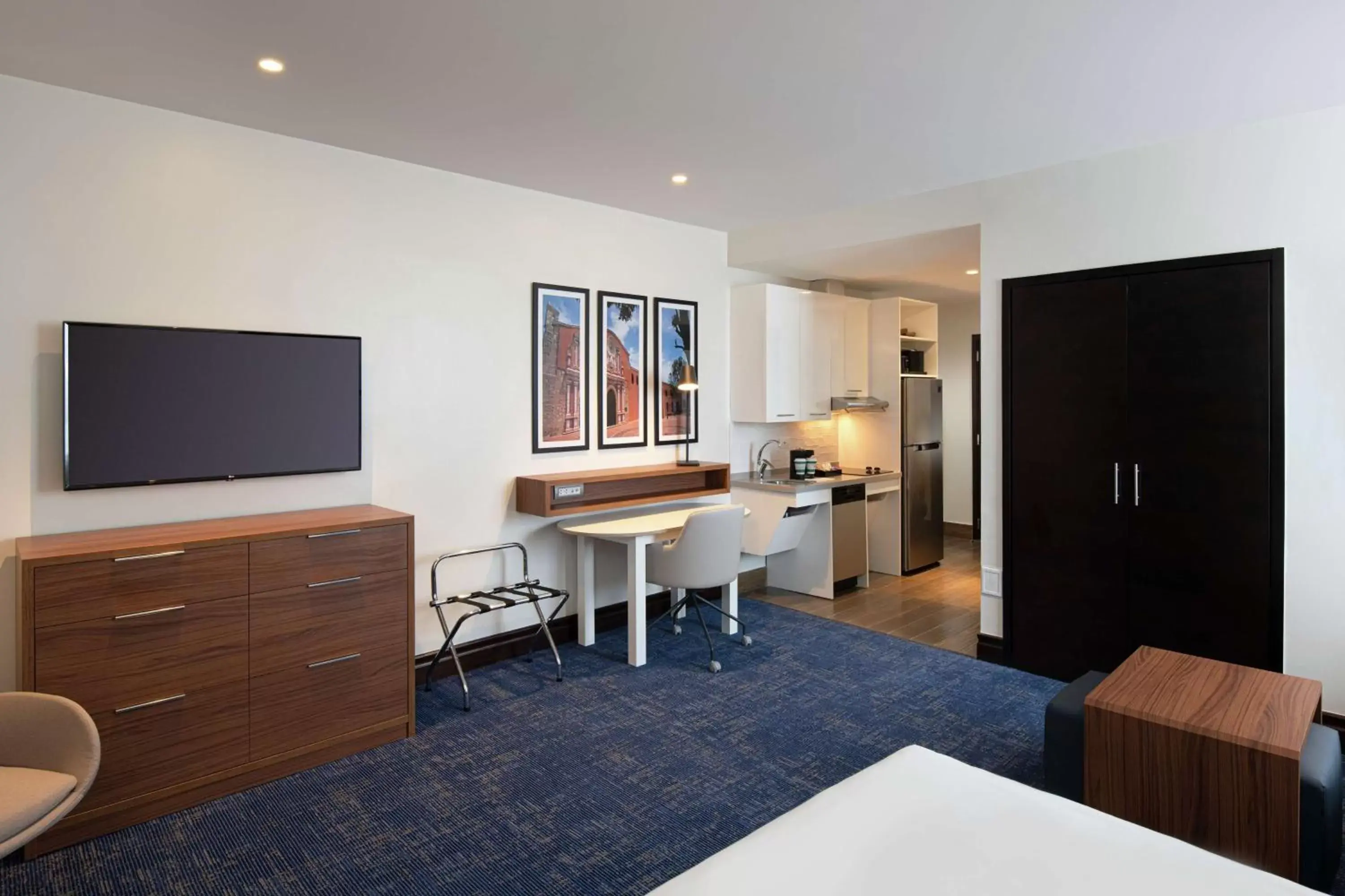 Bedroom, TV/Entertainment Center in Homewood Suites By Hilton Santo Domingo