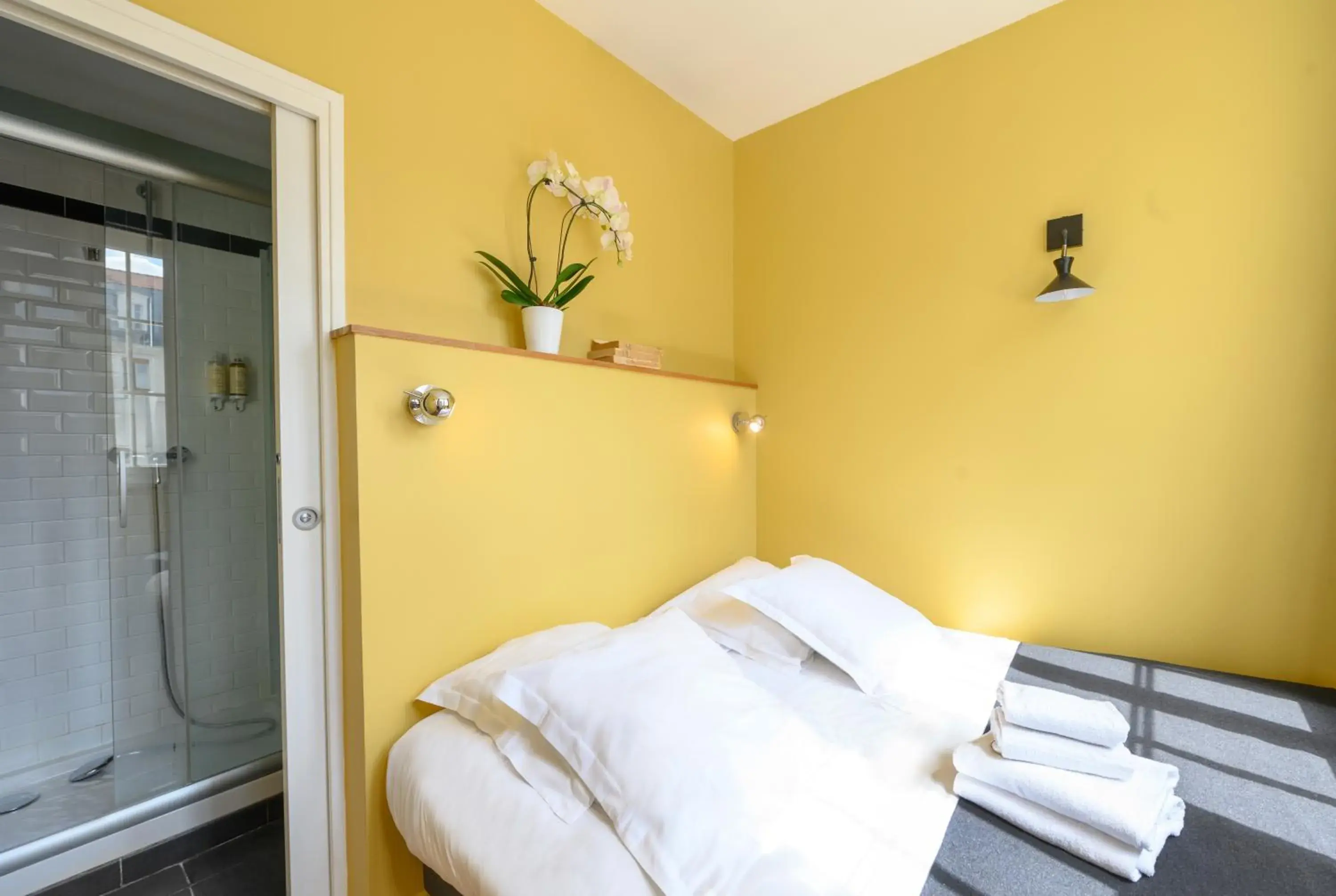 Shower, Bed in Helzear Montparnasse Suites