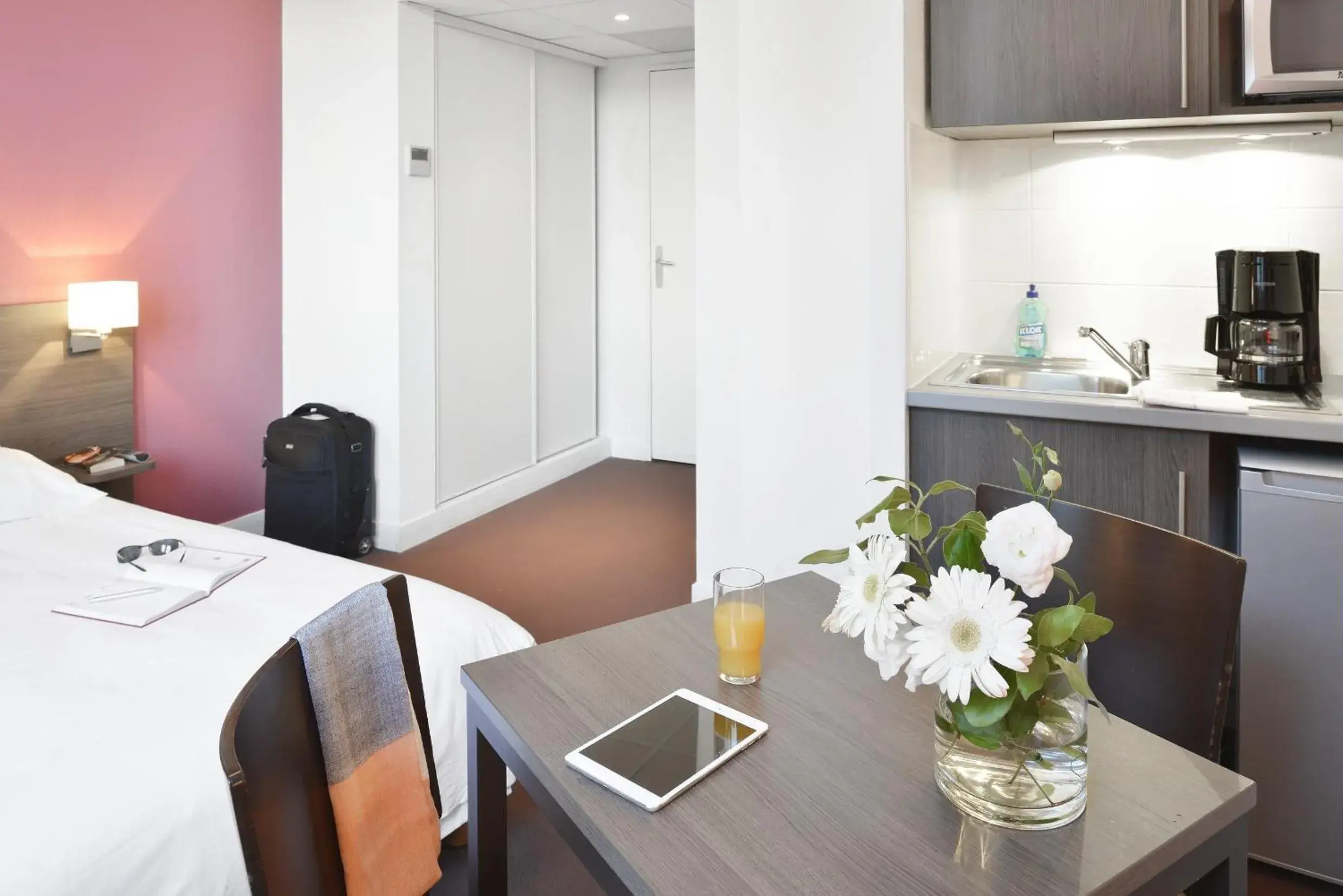 Kitchen or kitchenette, Dining Area in Aparthotel Adagio Access Toulouse St Cyprien