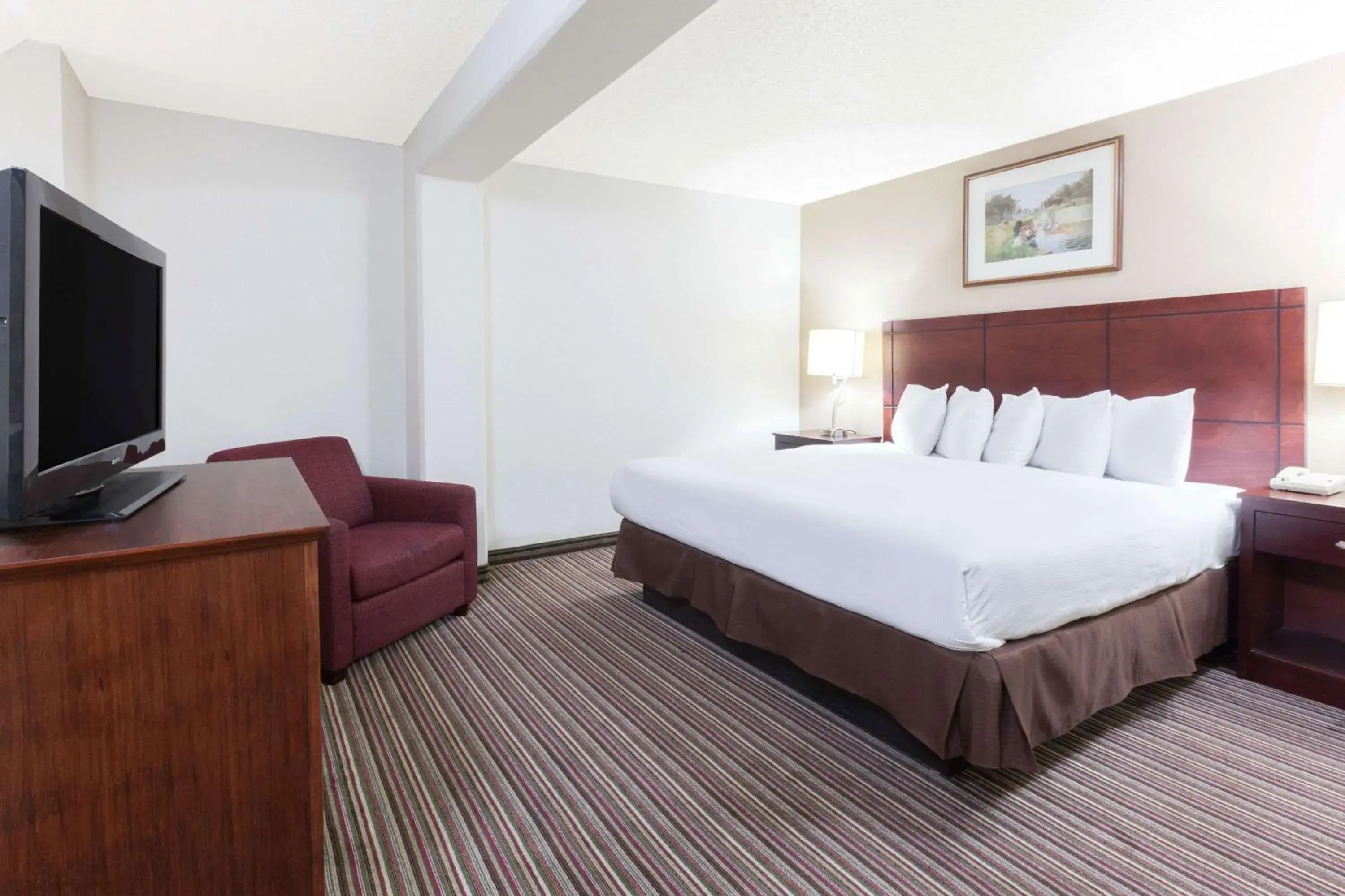 Photo of the whole room, Bed in Hawthorn Suites by Wyndham Richardson
