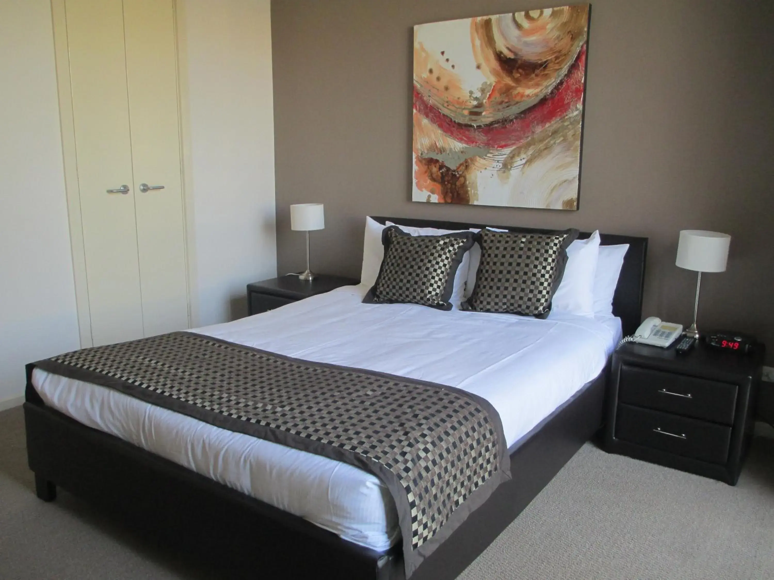 Bed in RNR Serviced Apartments Adelaide - Sturt St