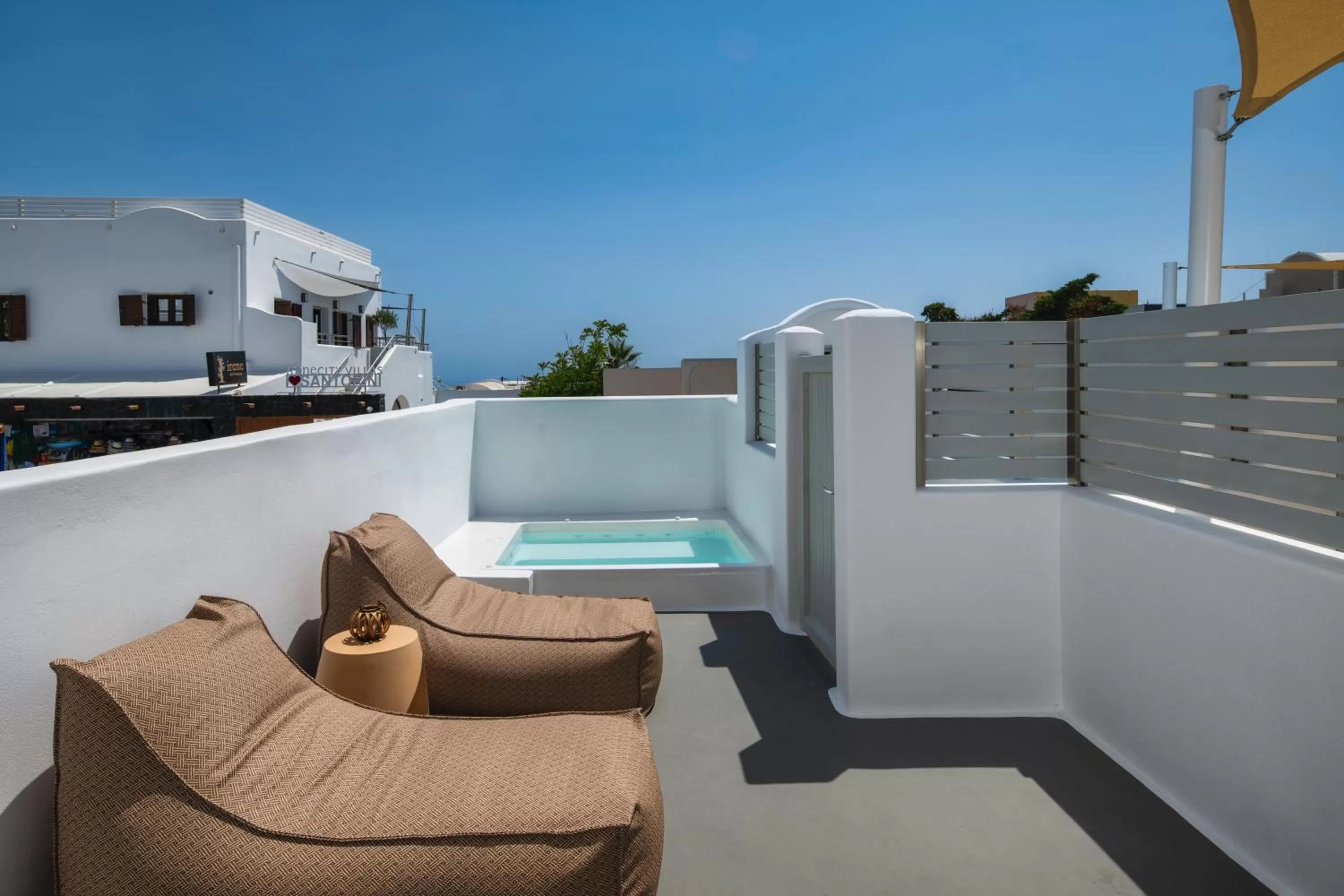 Hot Tub in Hill Suites