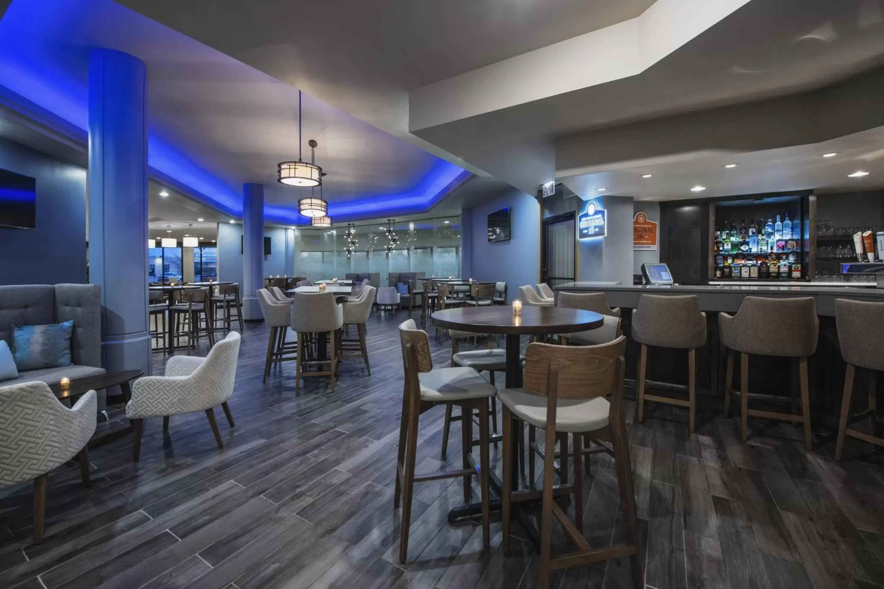 Kitchen or kitchenette, Lounge/Bar in Delta Hotels by Marriott Regina