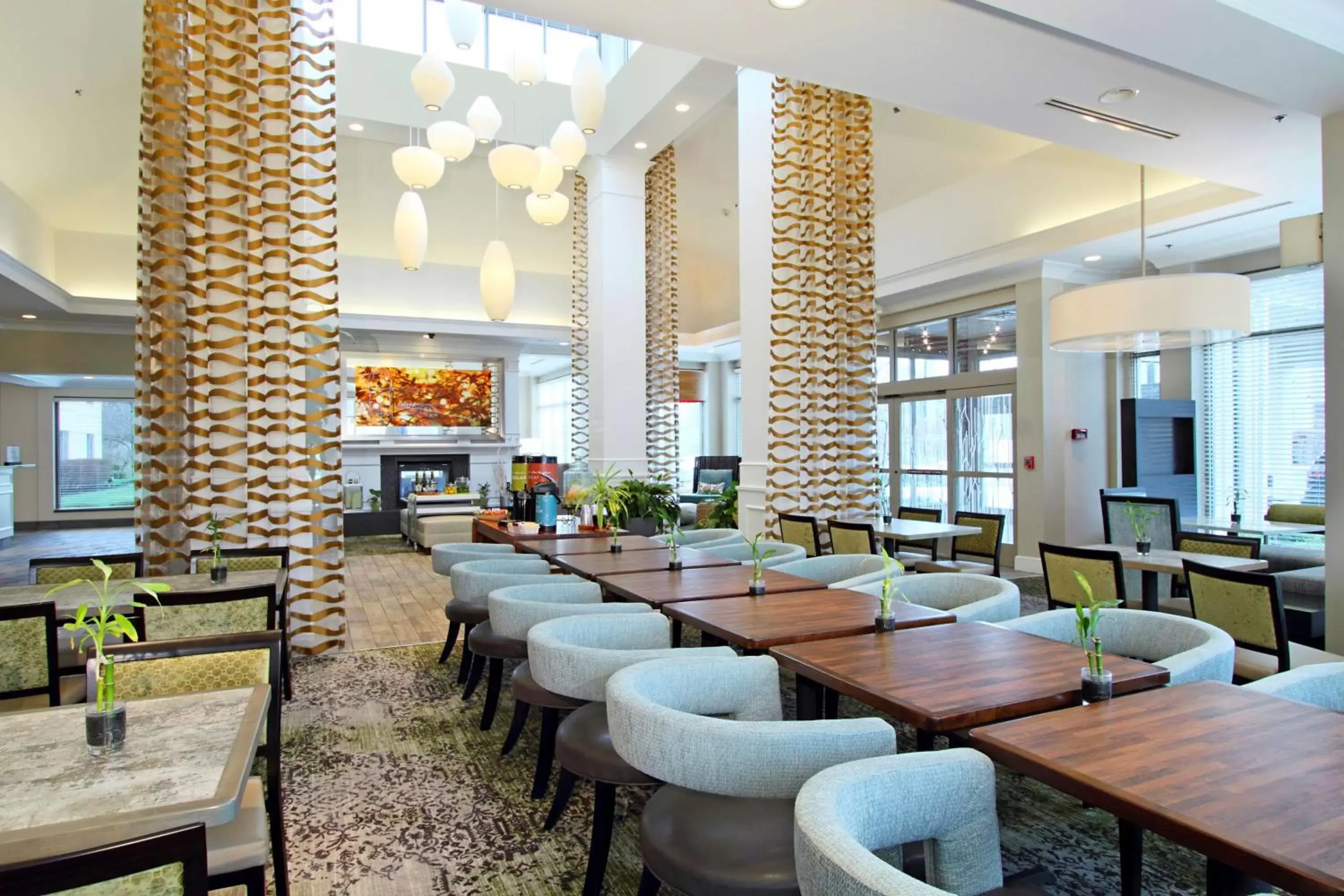 Dining area, Lounge/Bar in Hilton Garden Inn Columbus-University Area