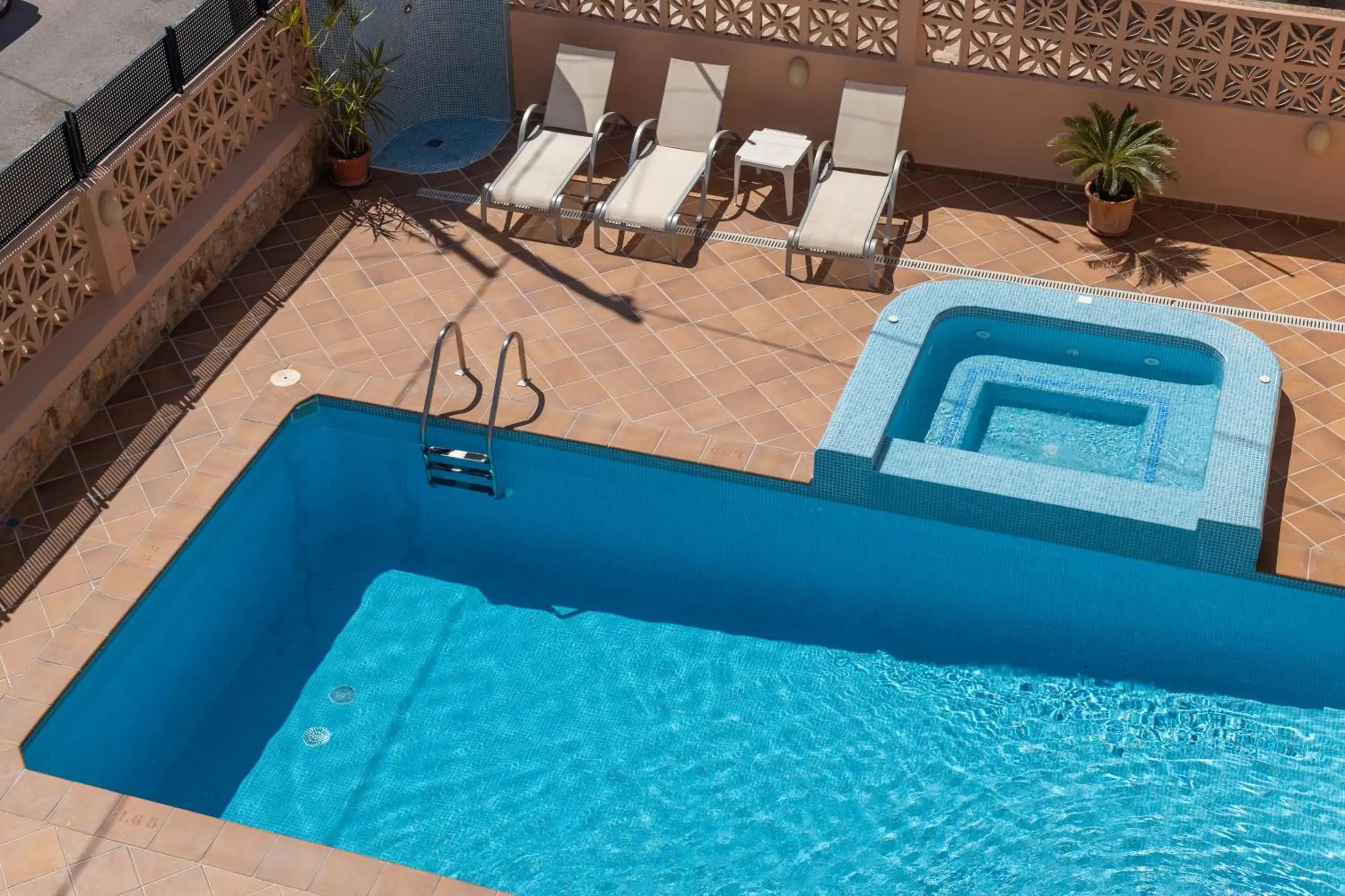 Solarium, Swimming Pool in Martinez Apartments