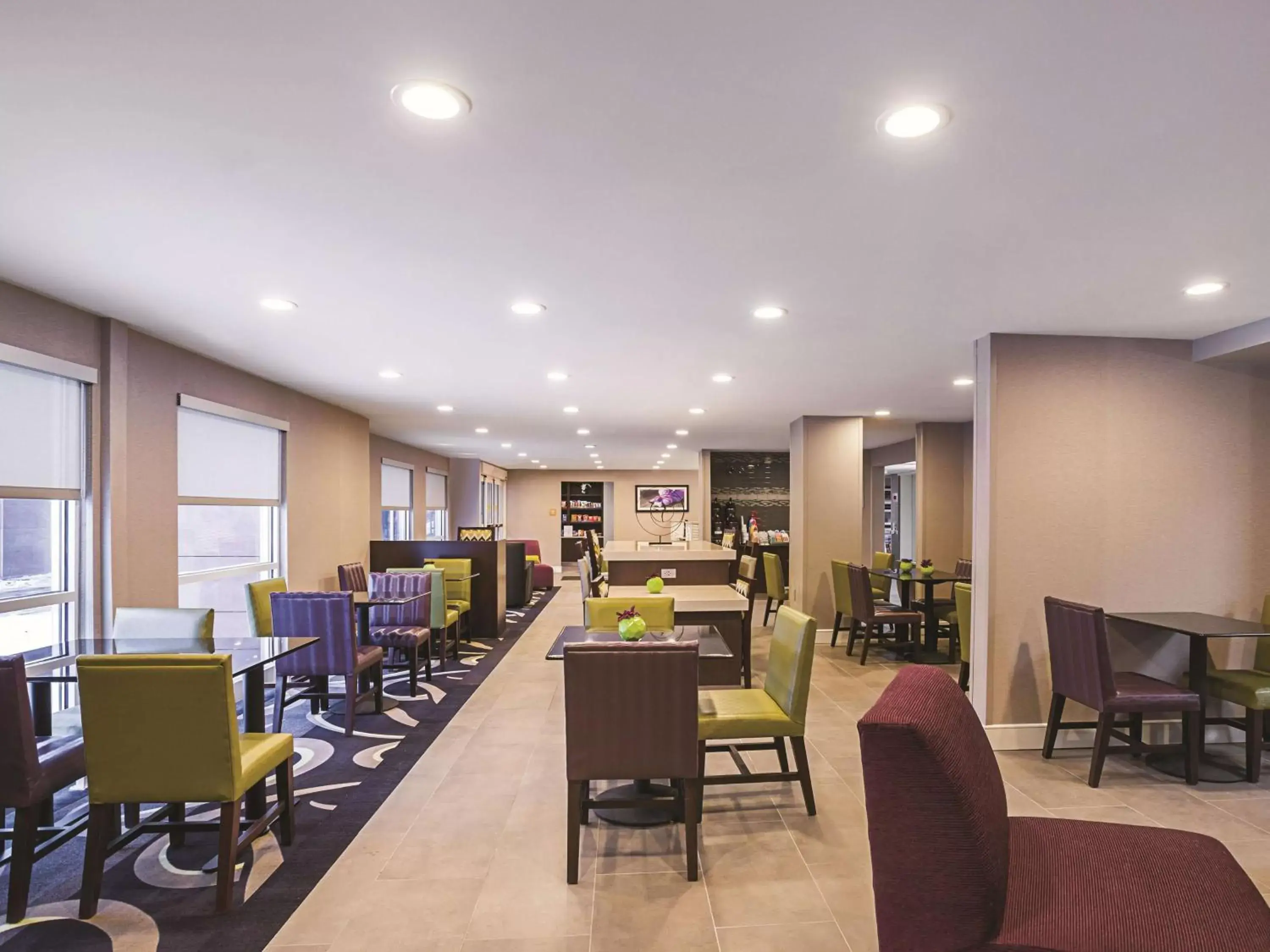 Lobby or reception, Restaurant/Places to Eat in La Quinta by Wyndham Detroit Utica