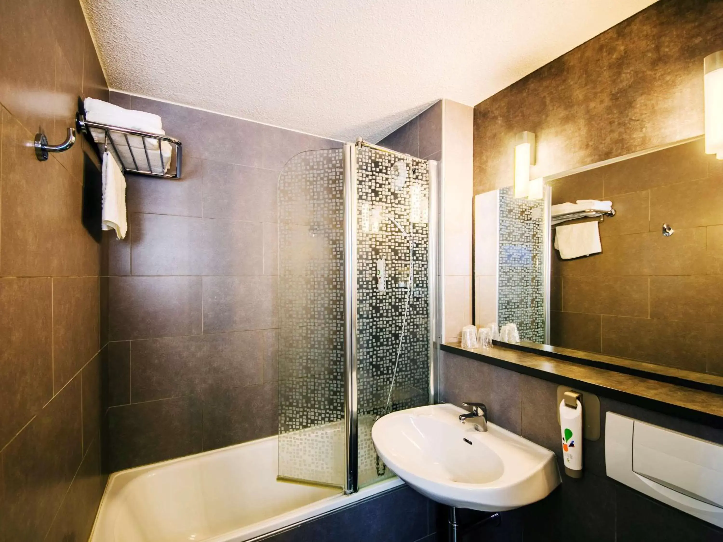 Photo of the whole room, Bathroom in ibis styles Brive Ouest