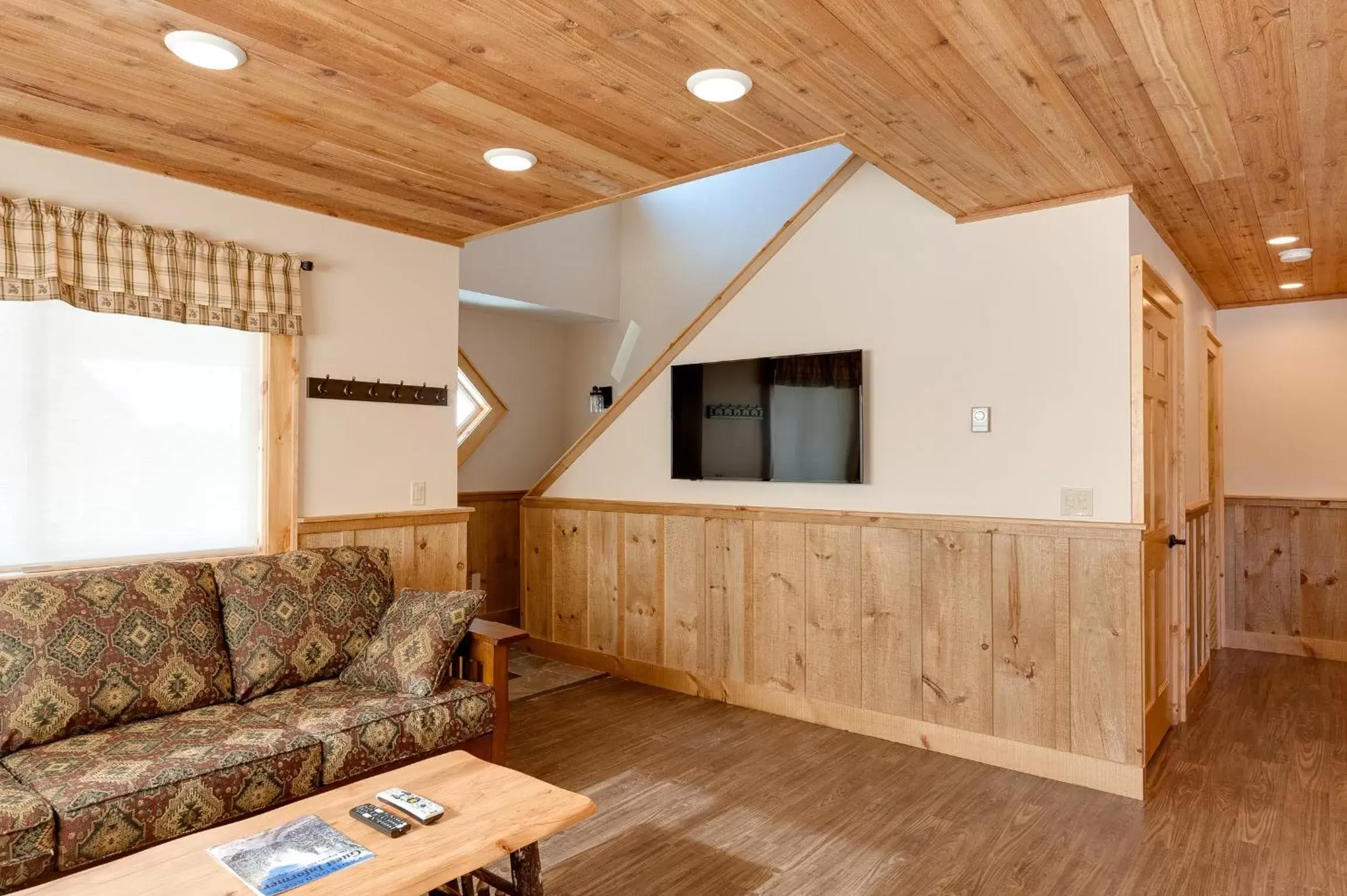 Living room, Seating Area in Cobble Mountain Lodge