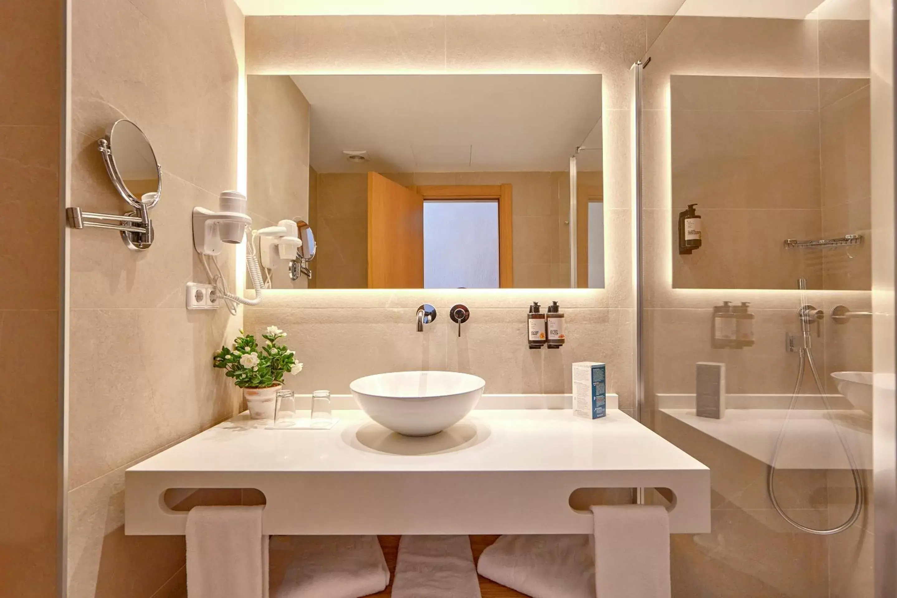 Shower, Bathroom in Universal Hotel Lido Park & Spa
