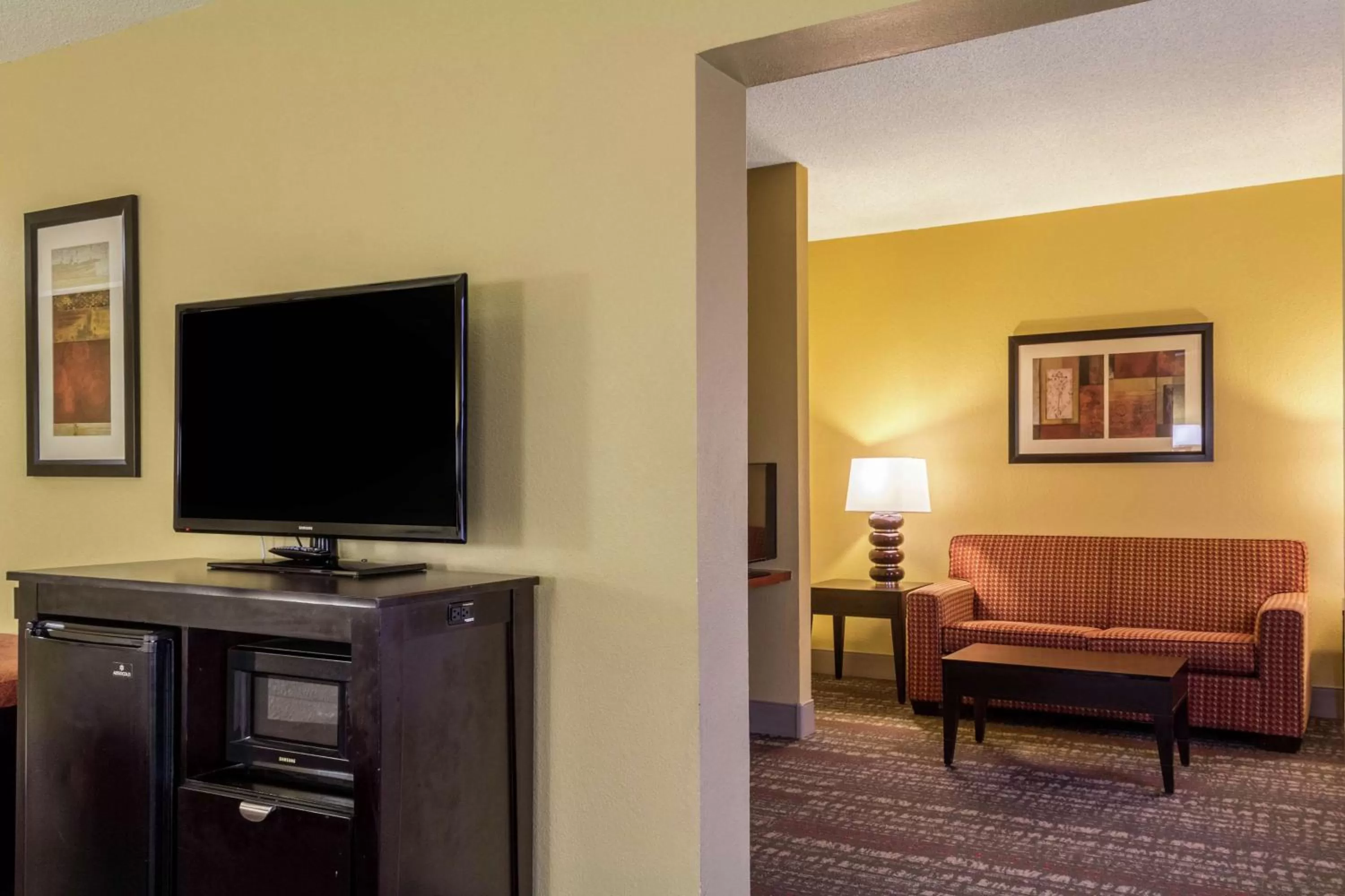 Living room, TV/Entertainment Center in Hampton Inn Clinton