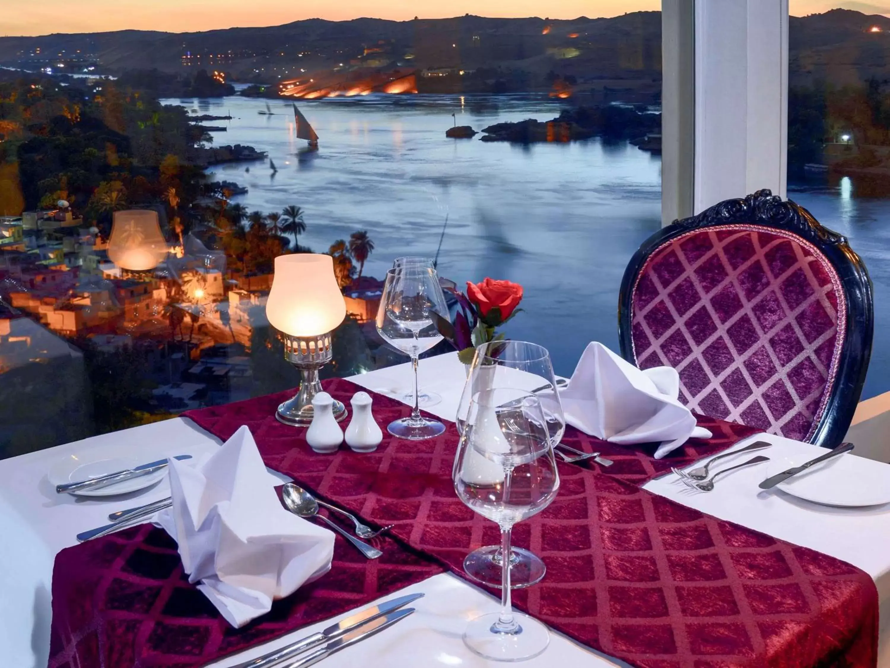 Lounge or bar, Restaurant/Places to Eat in Mövenpick Resort Aswan