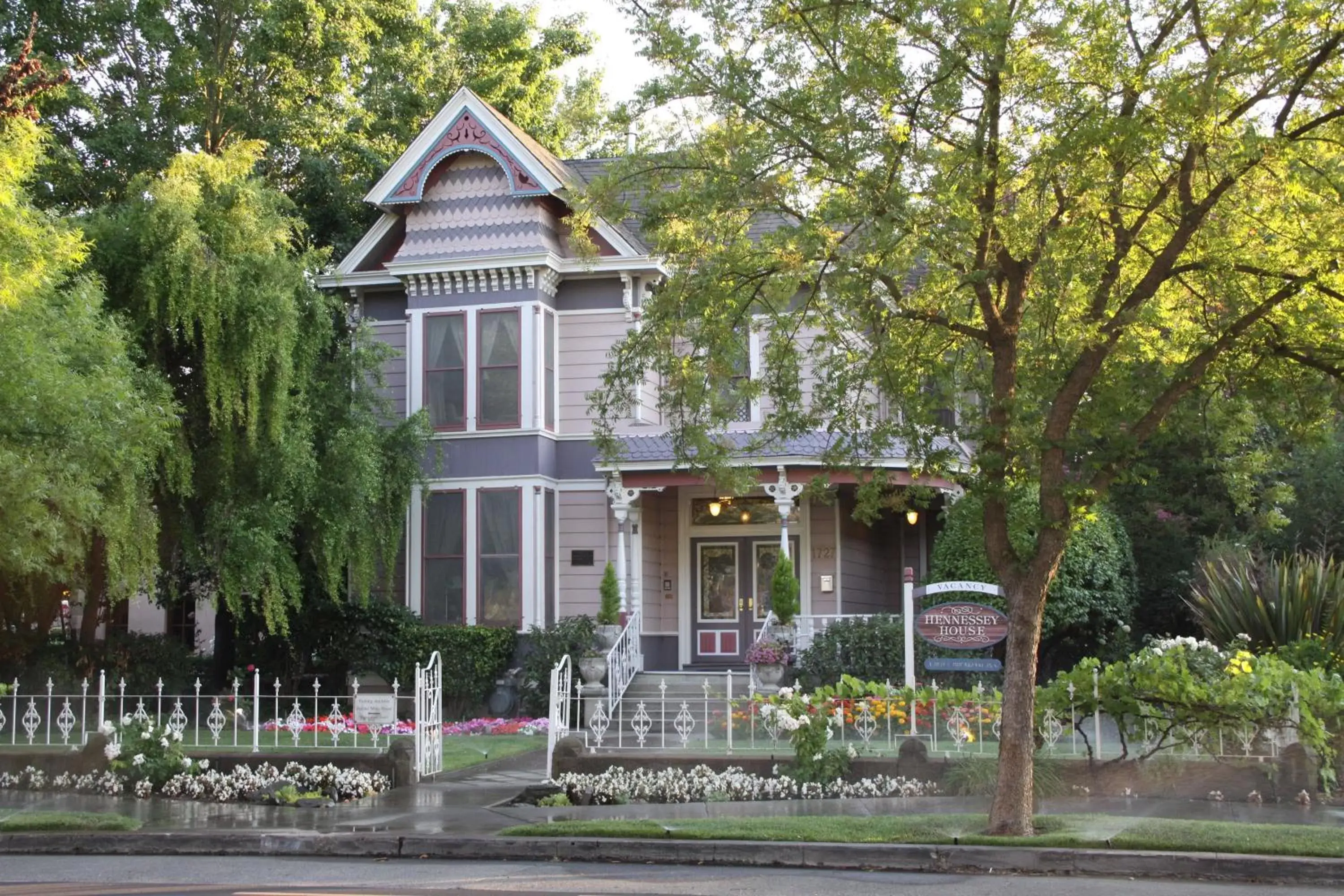 Facade/entrance, Property Building in Hennessey House Bed and Breakfast