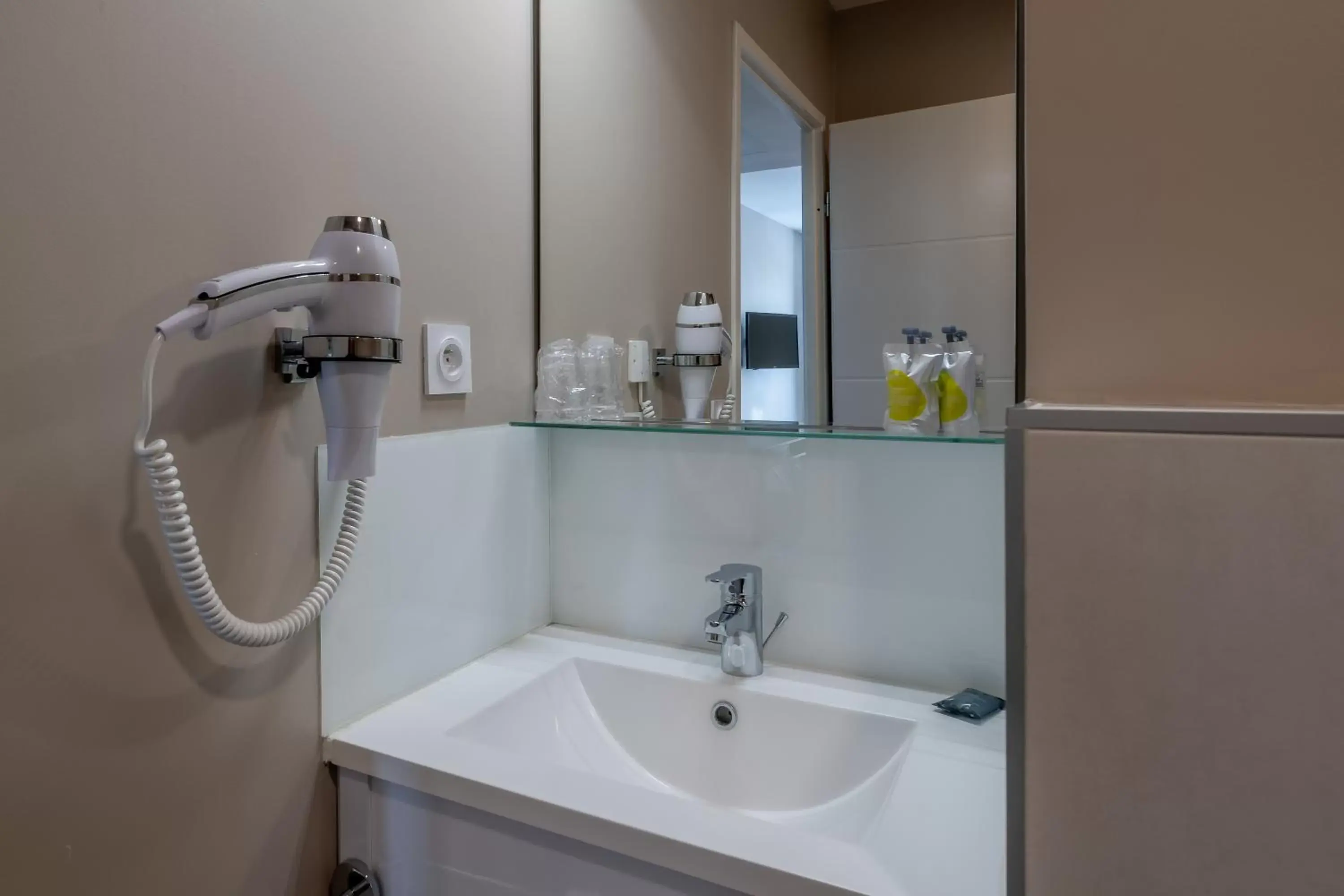 Bathroom in All Suites Bordeaux Marne – Gare Saint-Jean